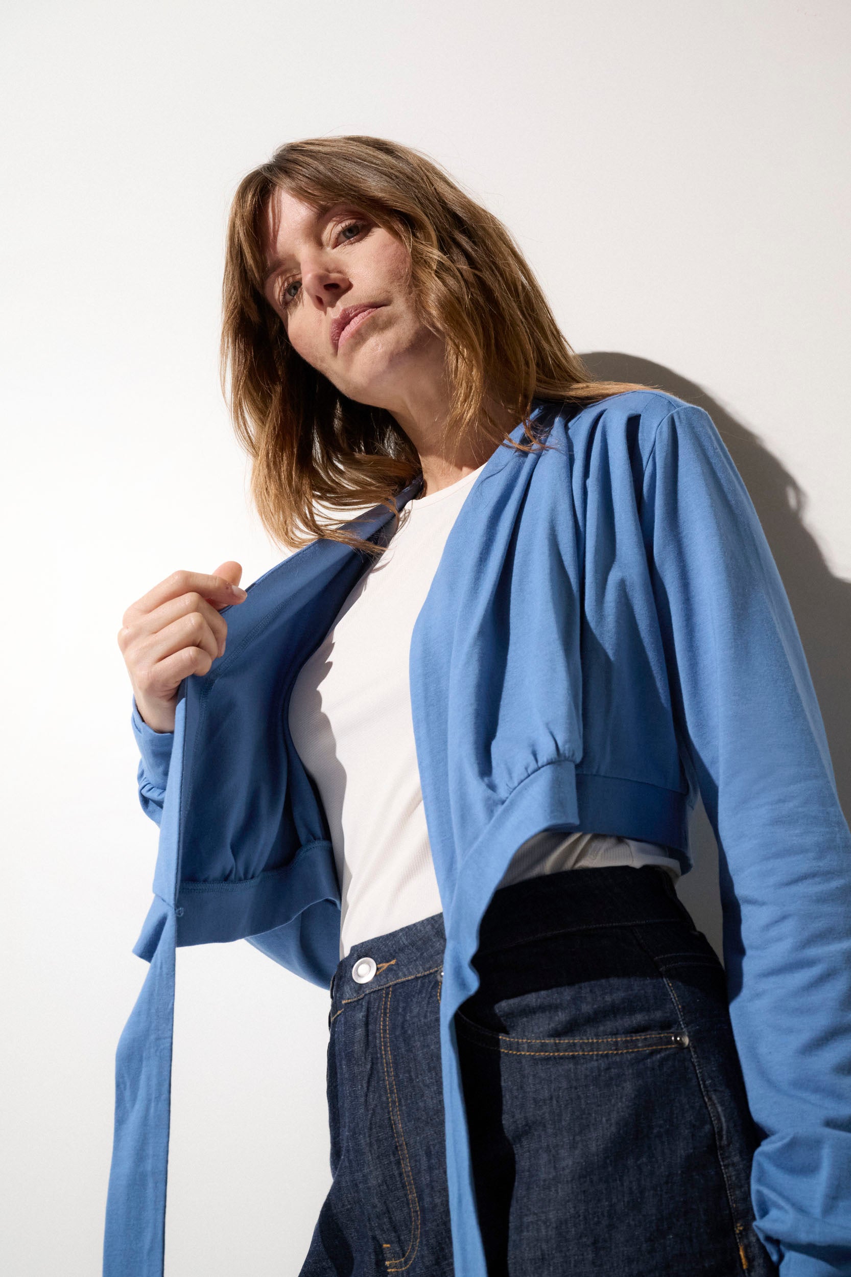 Boléro anti-UV léger bleu pour femme, offrant confort et élégance avec protection solaire UPF50+.