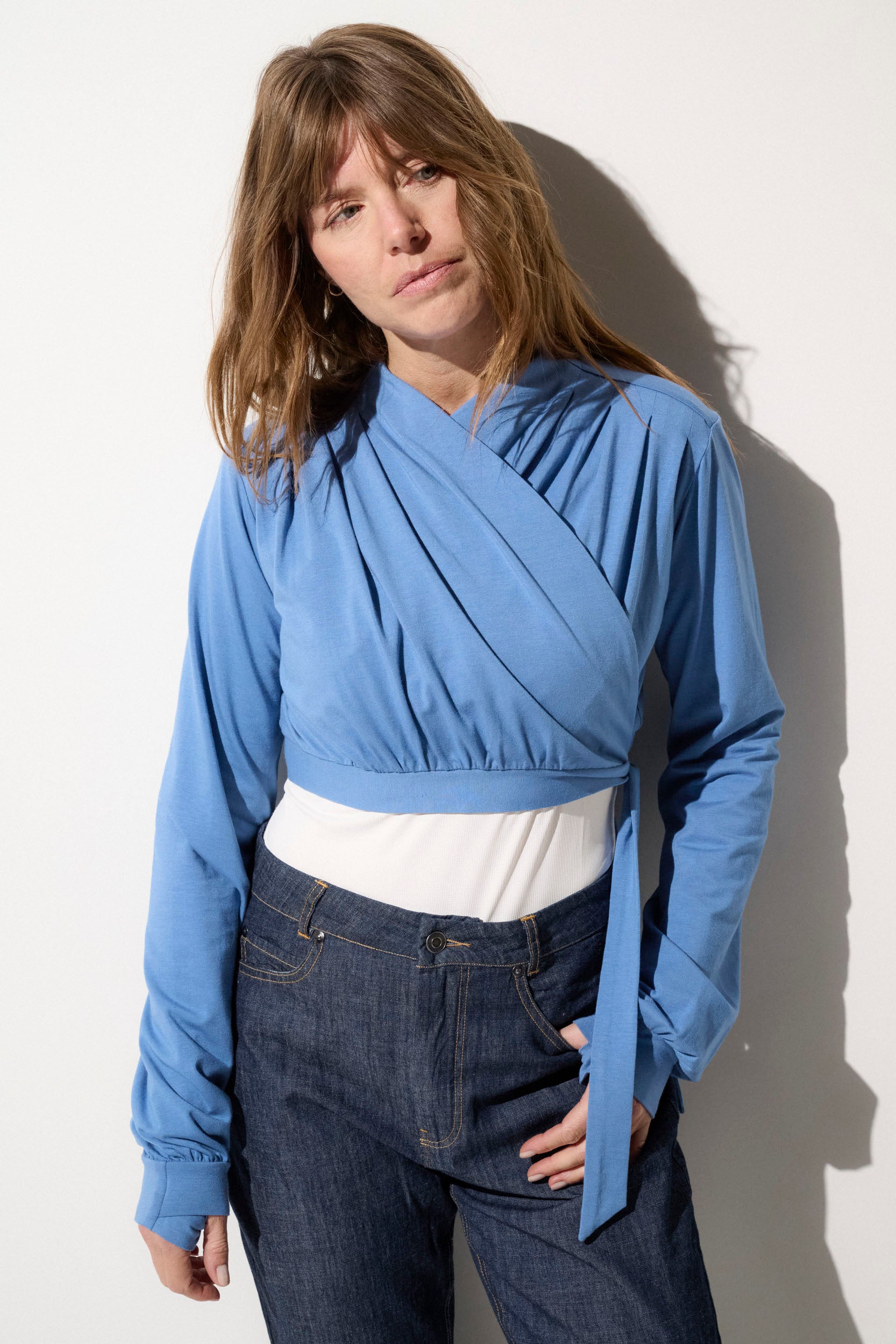 Boléro anti-UV bleu UPF50+ pour femme, léger et élégant, parfait pour une sortie ensoleillée.