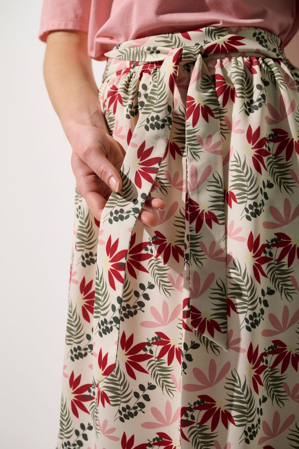 Jupe anti-UV - Positano à motifs floraux, légère et élégante, parfaite pour la protection solaire quotidienne.