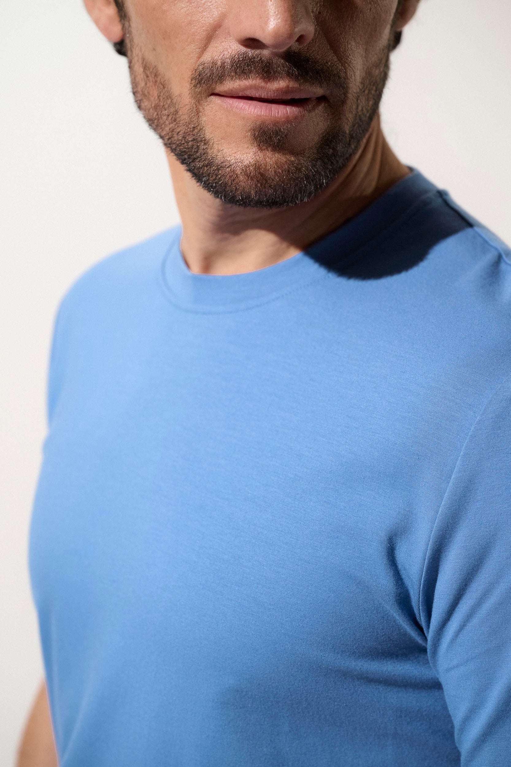 T-shirt anti-UV bleu pour homme, léger et élégant, offrant une protection solaire UPF50+ pour un confort quotidien.