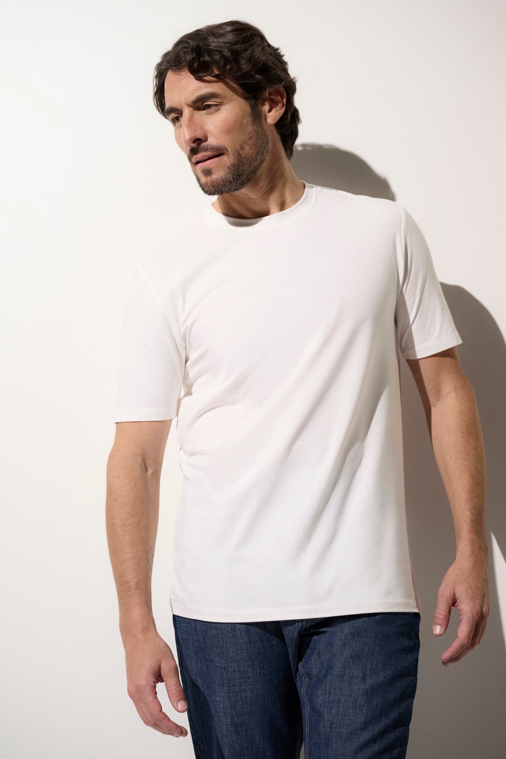 T-shirt anti-UV blanc UPF50+ pour homme, léger et respirant, idéal pour une journée ensoleillée décontractée.