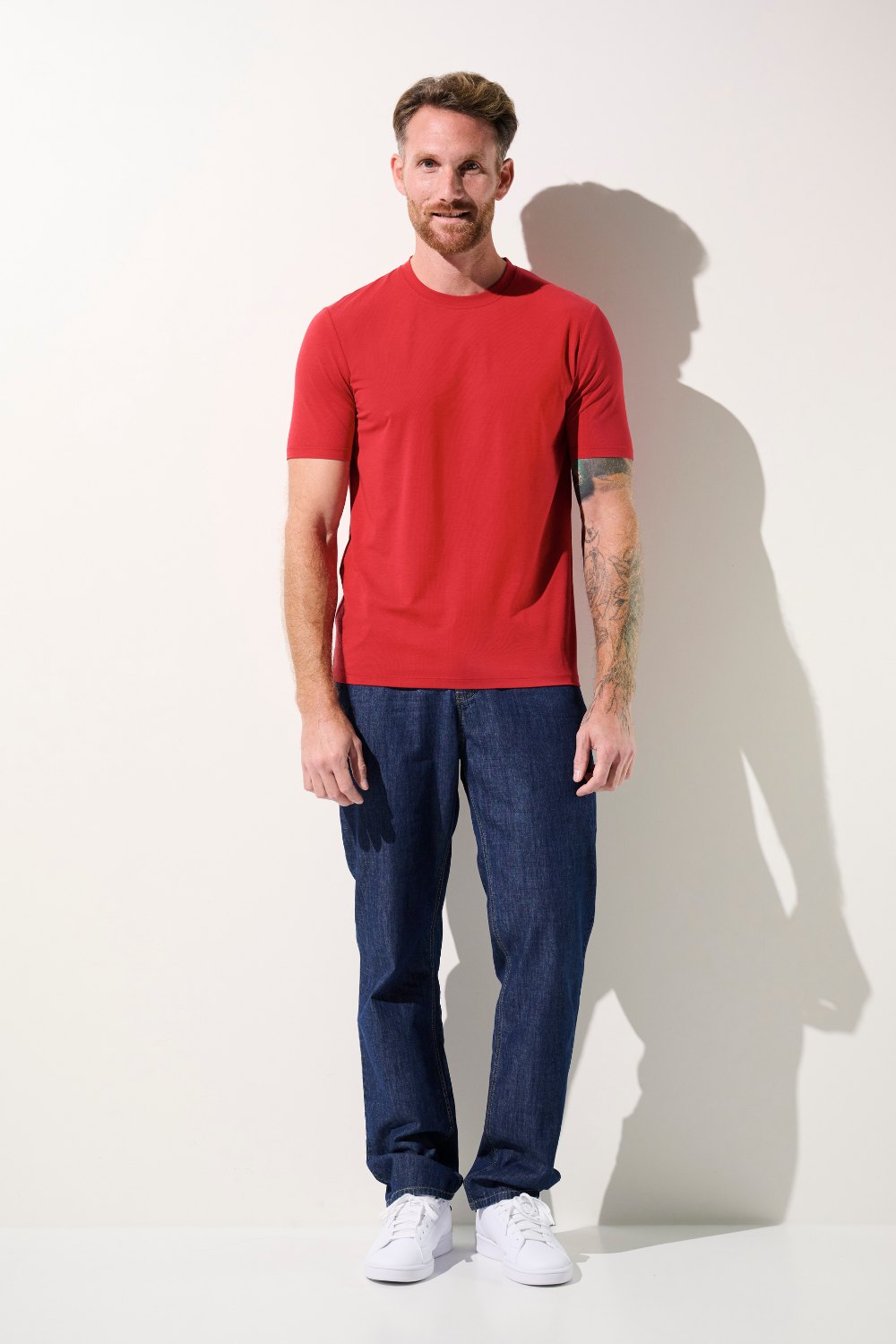 T-shirt anti-UV rouge pour homme, léger et confortable, UPF 50+, parfait pour les journées ensoleillées.