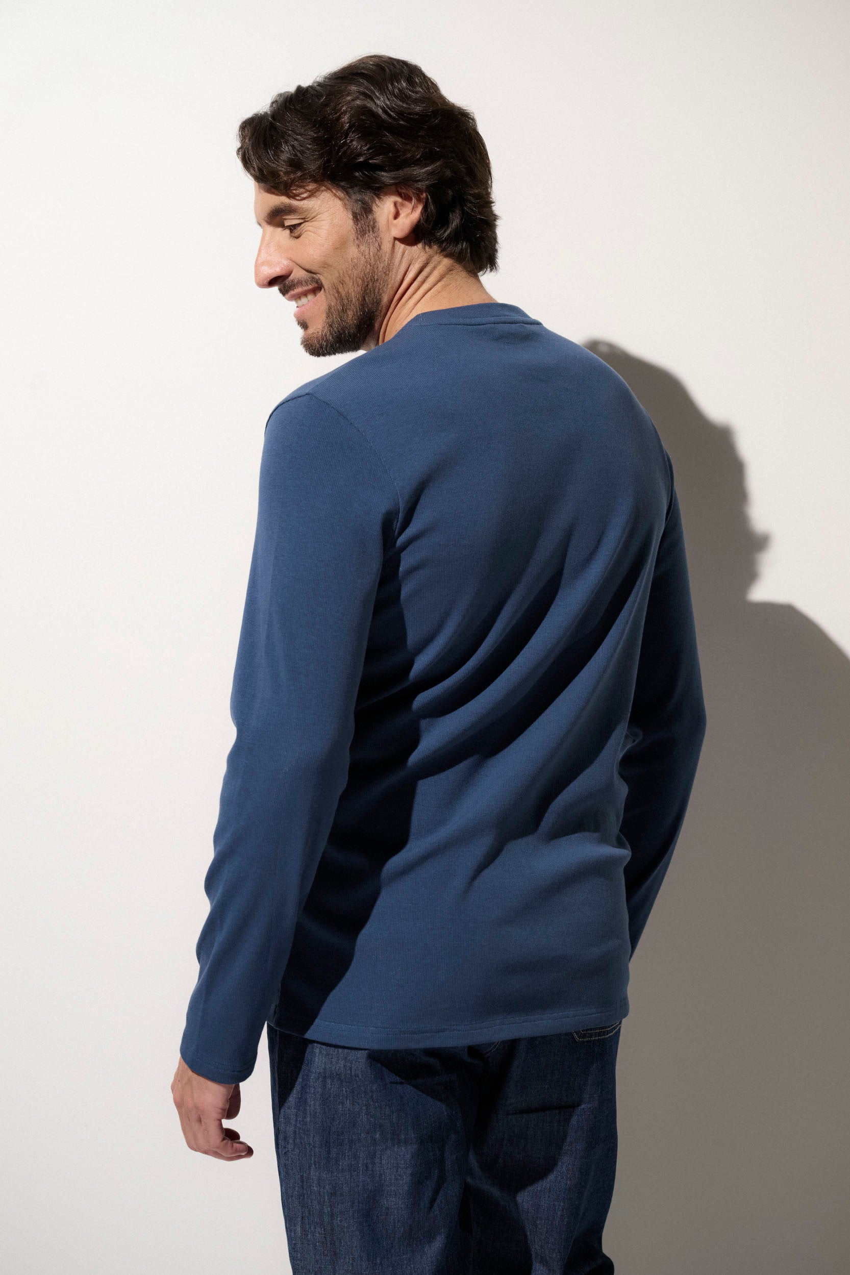 T-shirt anti-UV homme en bleu, coupe confortable avec manches longues, idéal pour la protection solaire quotidienne.