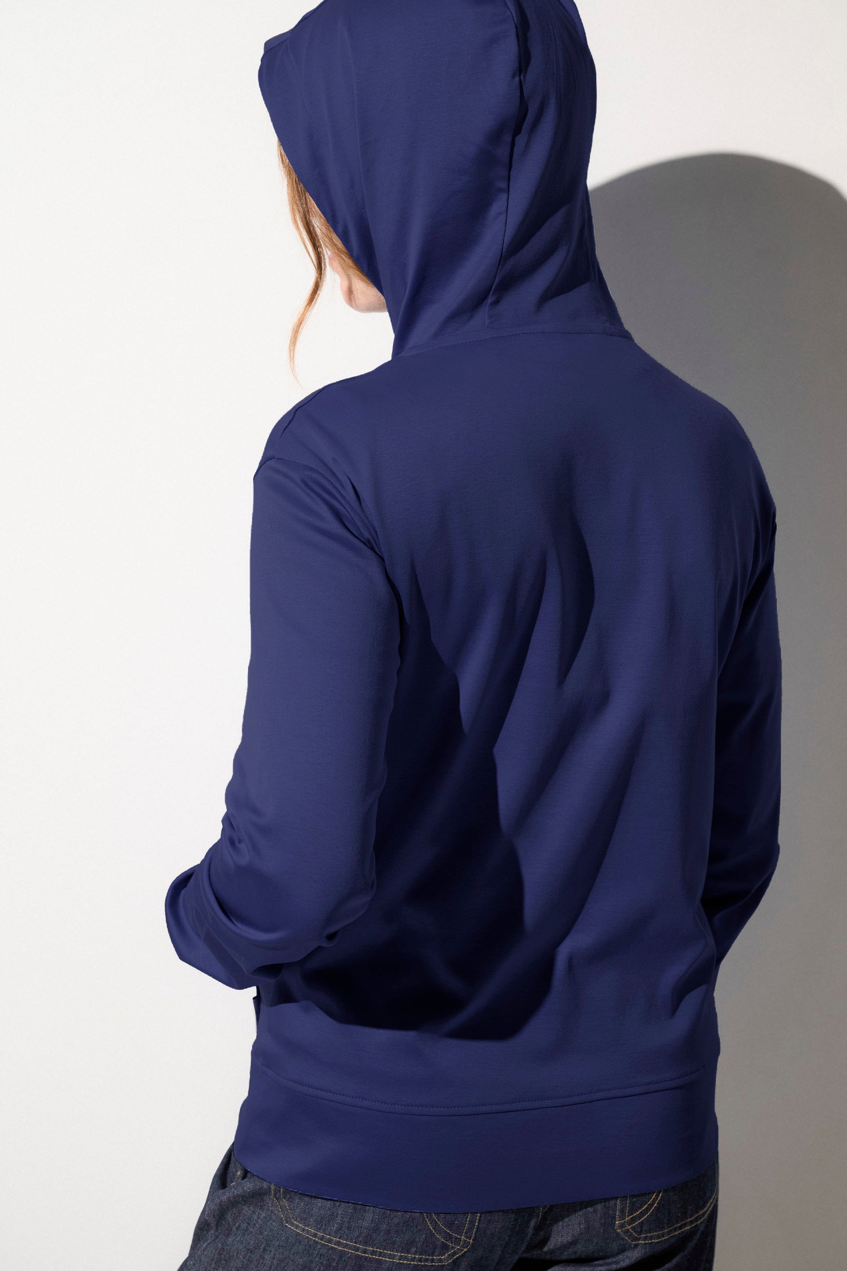 Sweat-shirt anti-UV bleu marine pour femme, léger et confortable, offrant protection solaire UPF 50+.