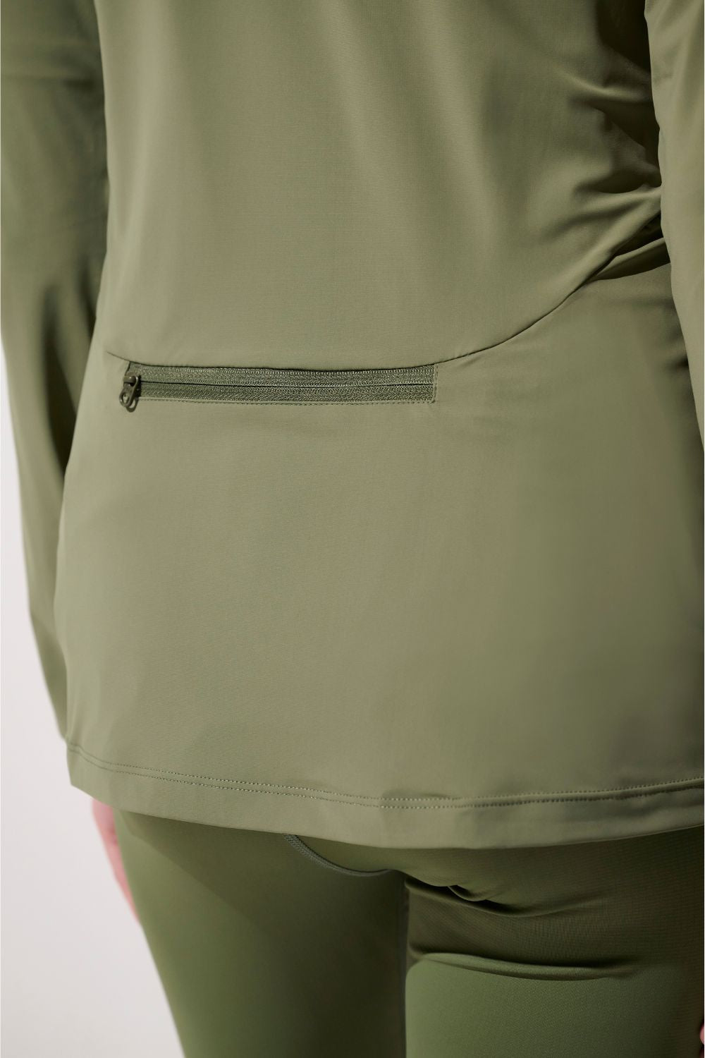 Veste anti-UV - Boston pour femme, en tissu léger and respirant, avec poche arrière pratique, couleur olive.