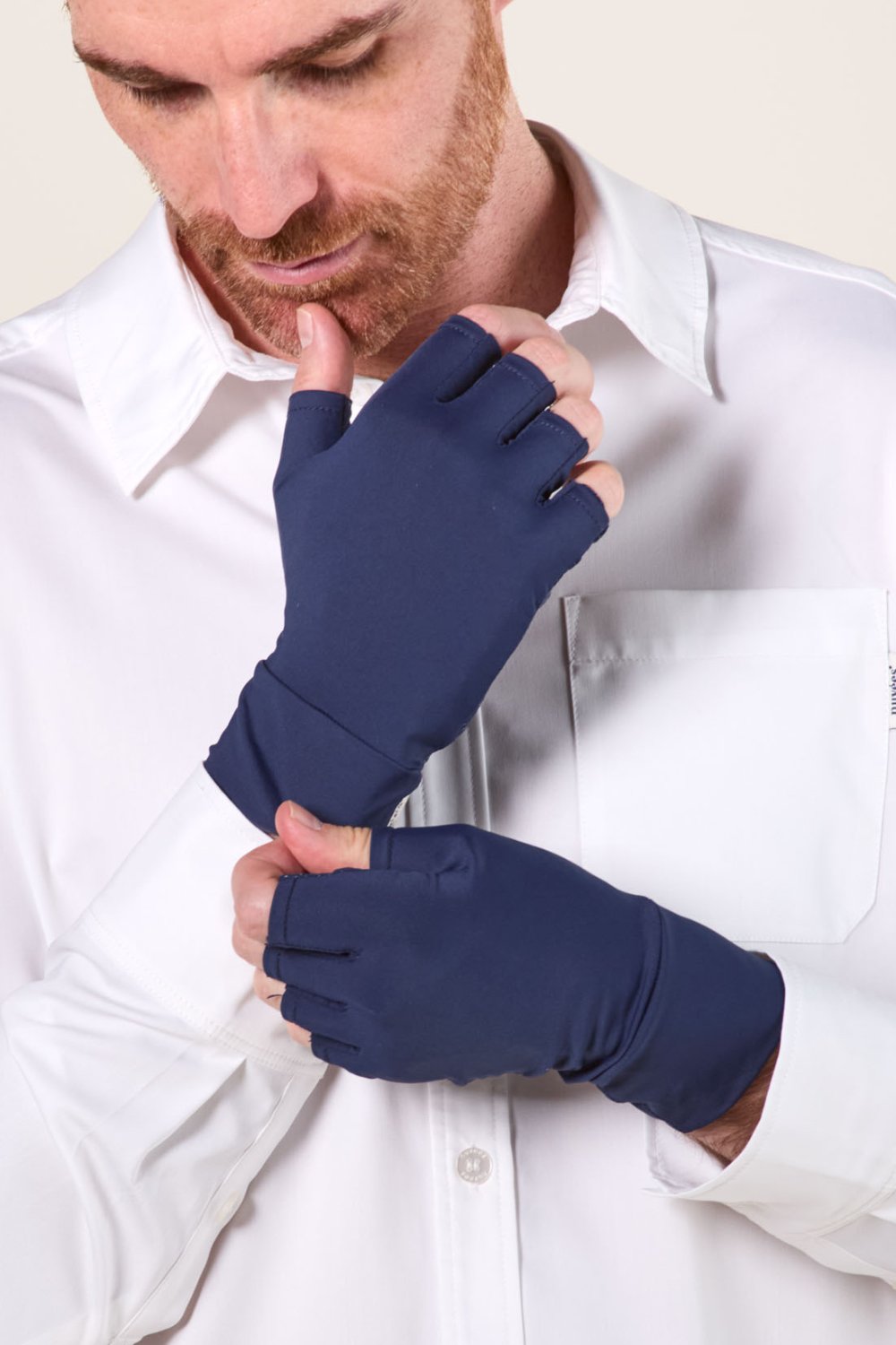 Mitaines anti-UV pour homme, couleur marine, offrant protection UPF50+ lors d'activités en extérieur.