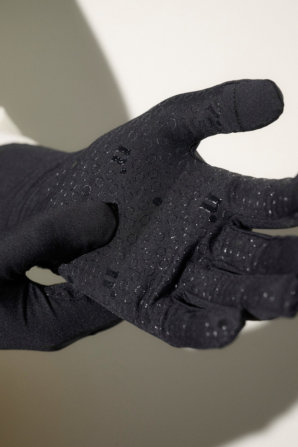 Gants anti-UV noirs pour hommes avec protection UPF50+, offrant confort et grip pour activités extérieures.