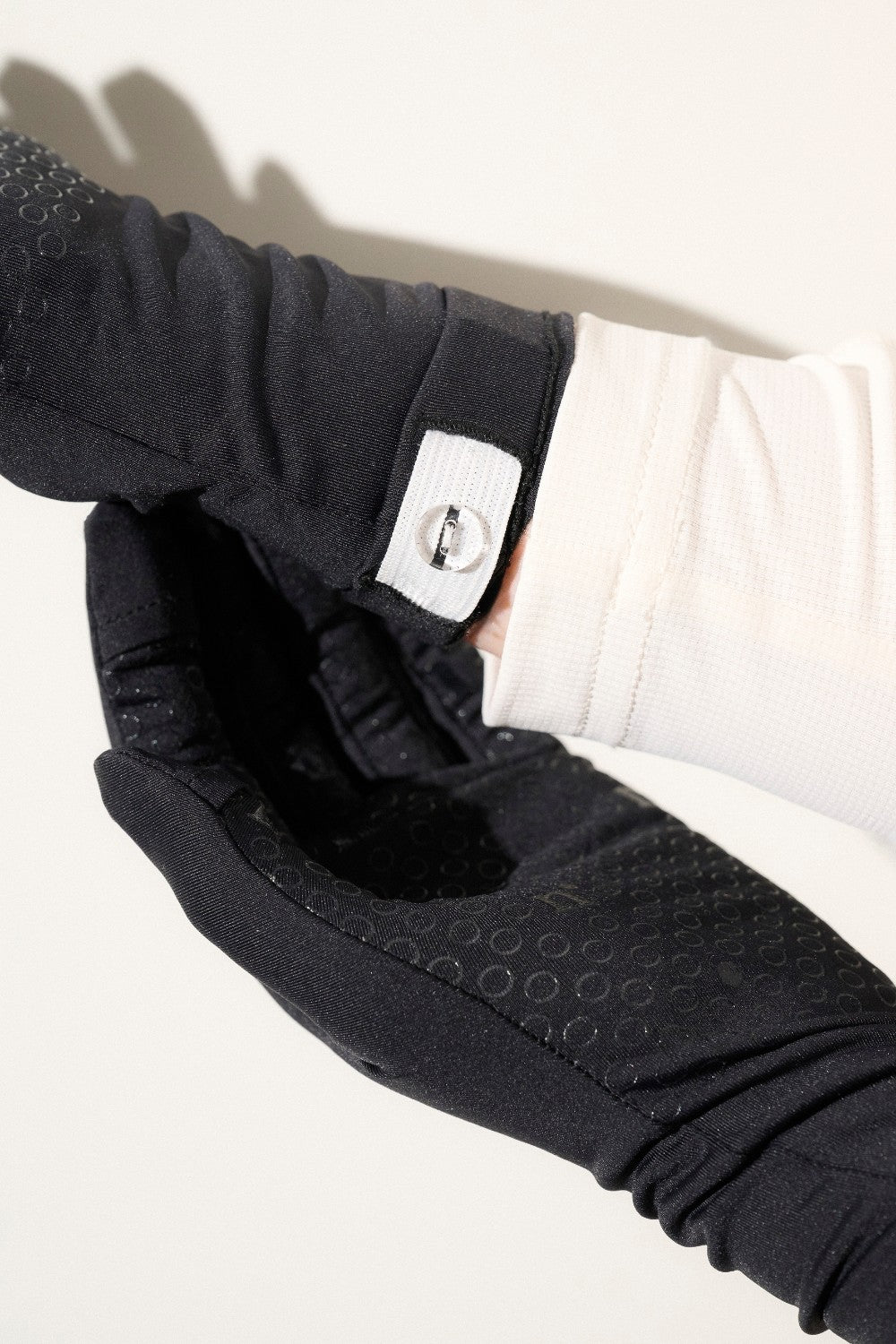 Gants anti-UV noirs UPF50+, confortables et adhérents, pour homme ou femme lors d'activités extérieures.