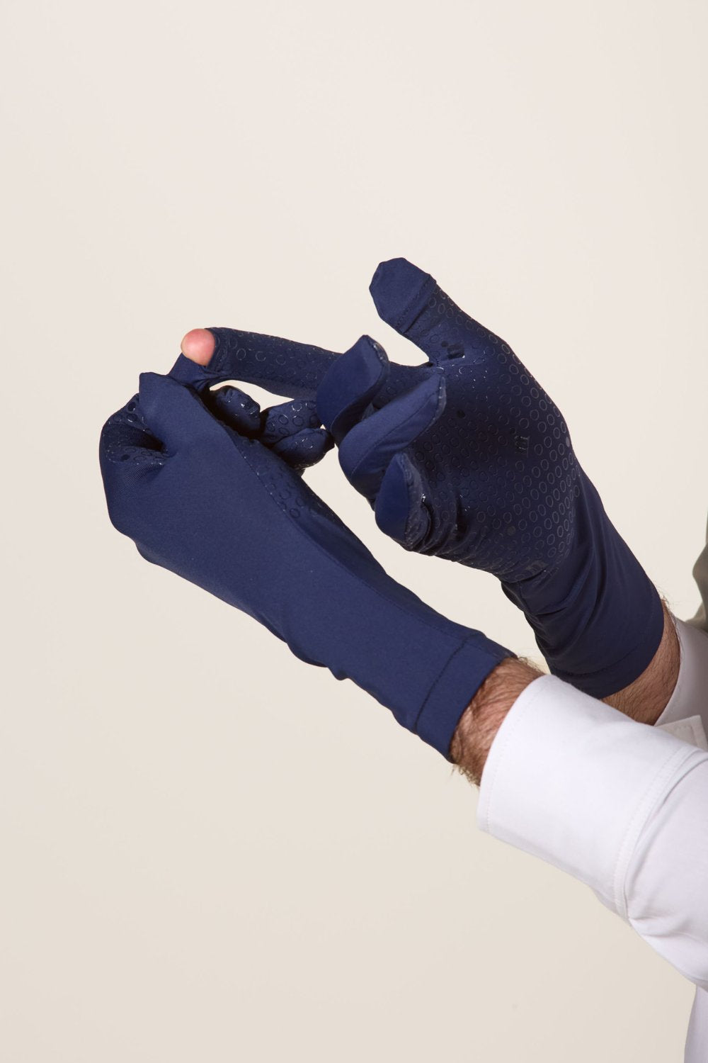Gants anti-UV en bleu marine pour homme, offrant une protection solaire UPF50+ et confort en plein air.