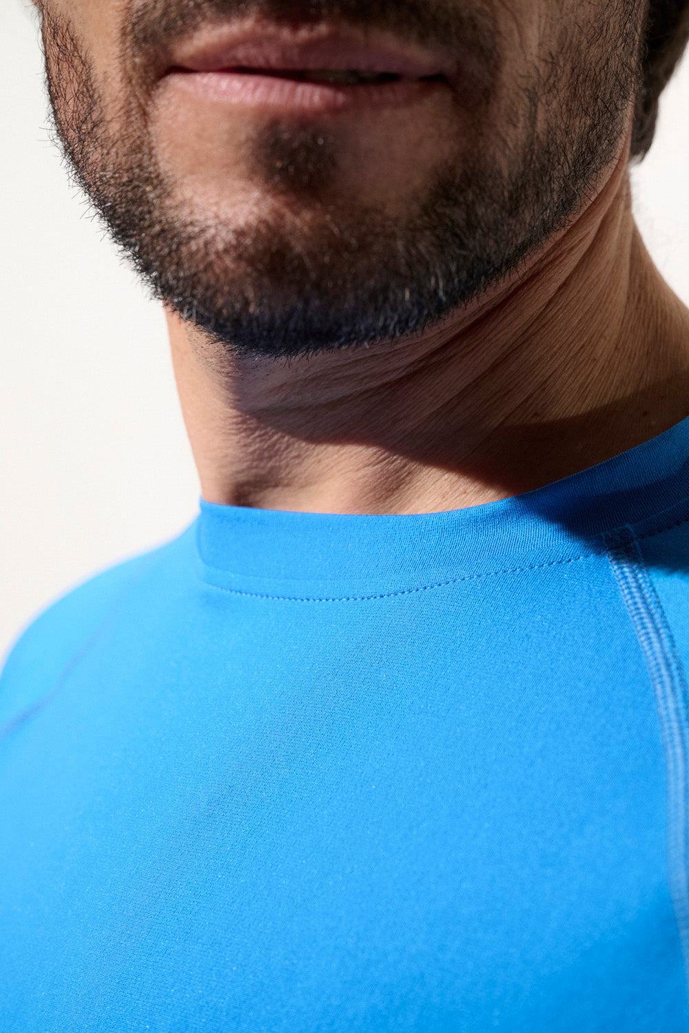 T-shirt de bain anti-UV bleu pour homme, léger et respirant, offrant une protection solaire UPF50+.