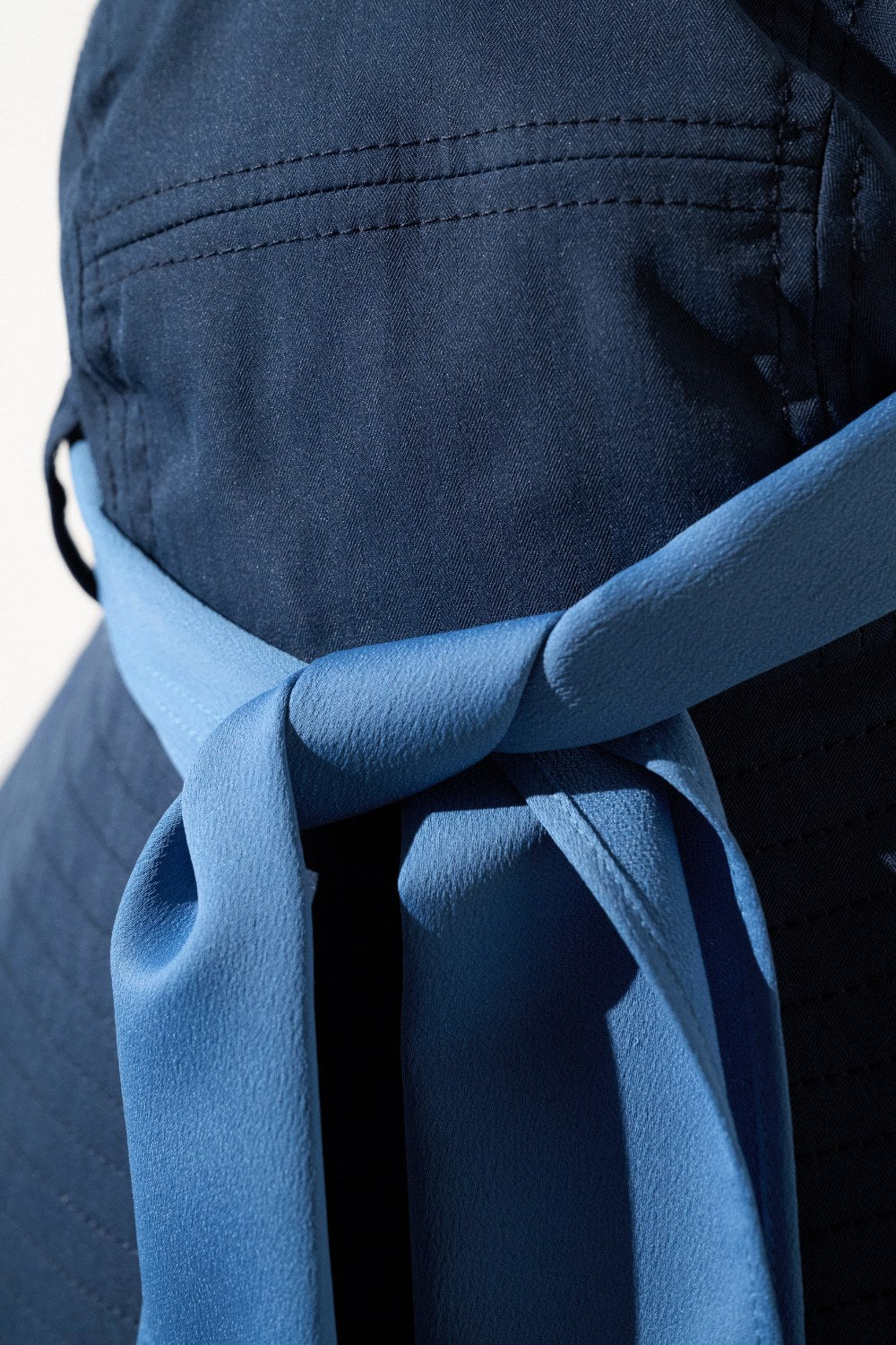 Zoom sur le tissu léger du chapeau anti-UV femme La Rochelle, bleu. Certification UPF 50+