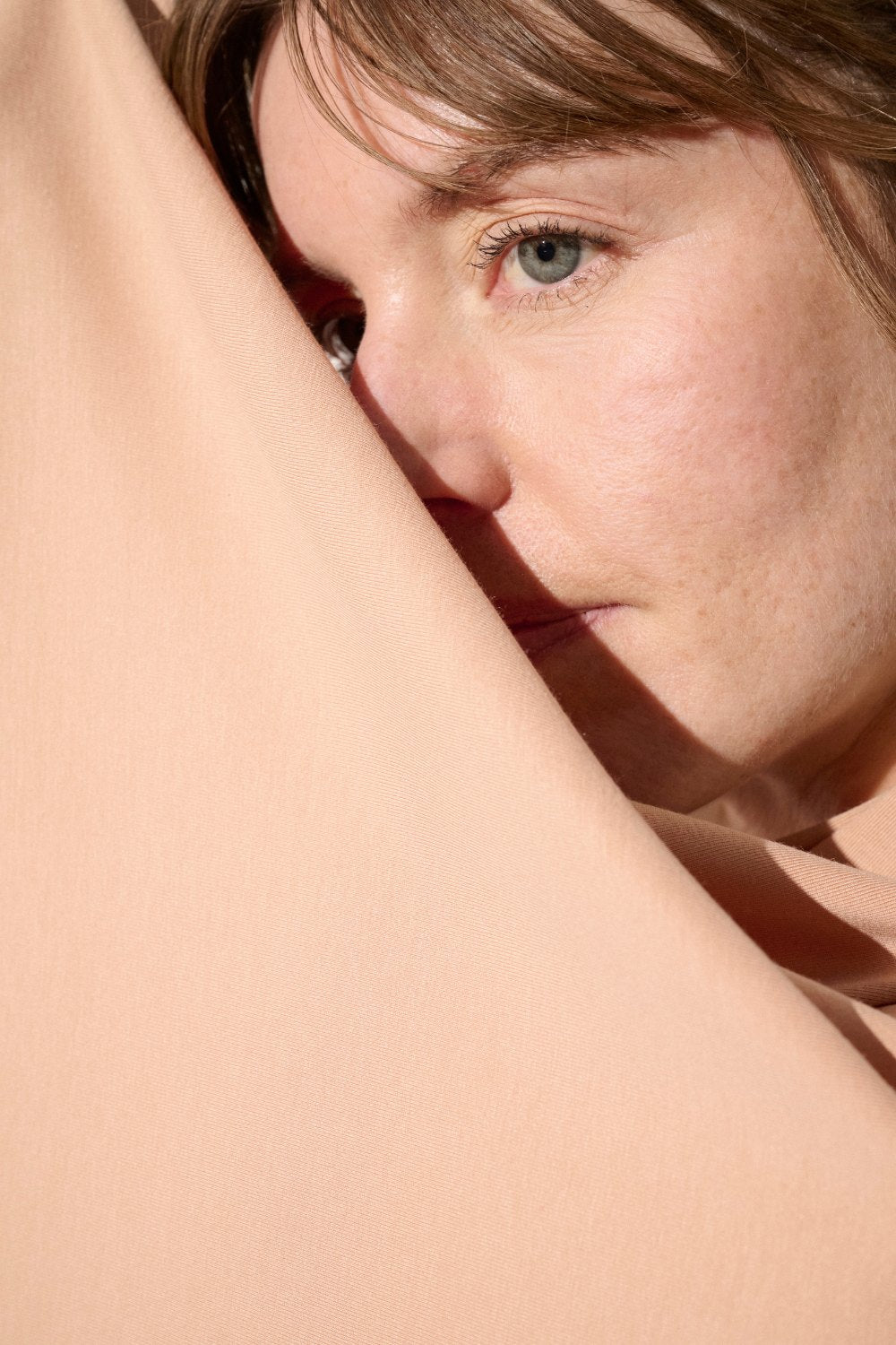 Zoom sur le tissu doux et léger de l'étole anti-UV Saint-Malo de Ker Sun, certifiée UPF 50+ pour une excellente protection solaire.