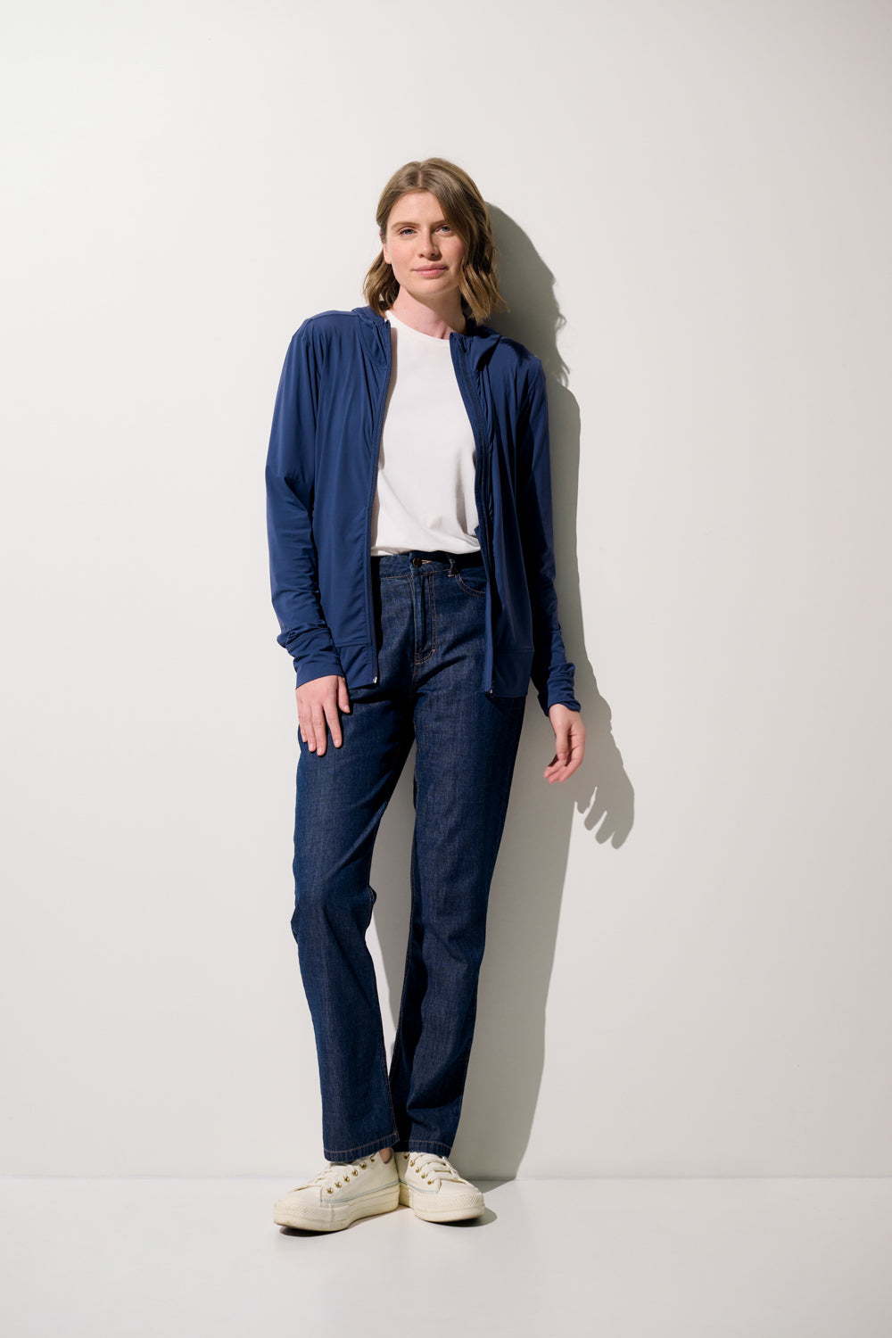 Veste anti-UV - Oasis bleue pour femme, légère et élégante, offrant une protection solaire UPF 50+.