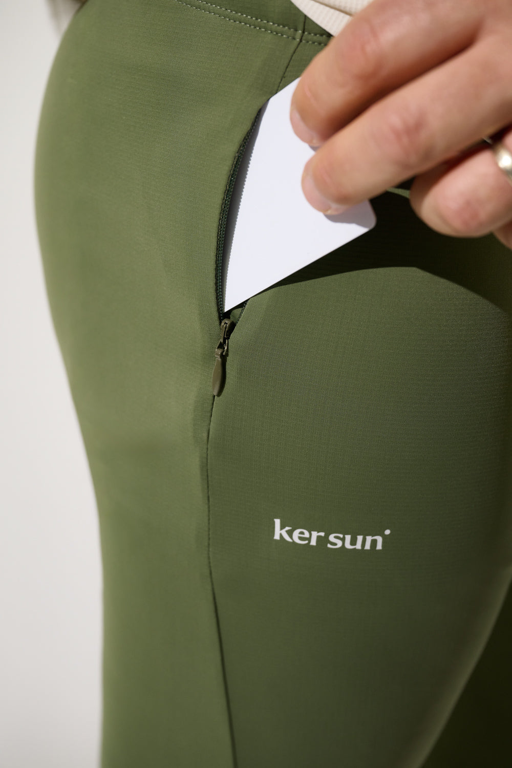 Legging anti-UV - Boston olive avec poche discrète, marque Ker Sun, pour confort lors des activités sportives.