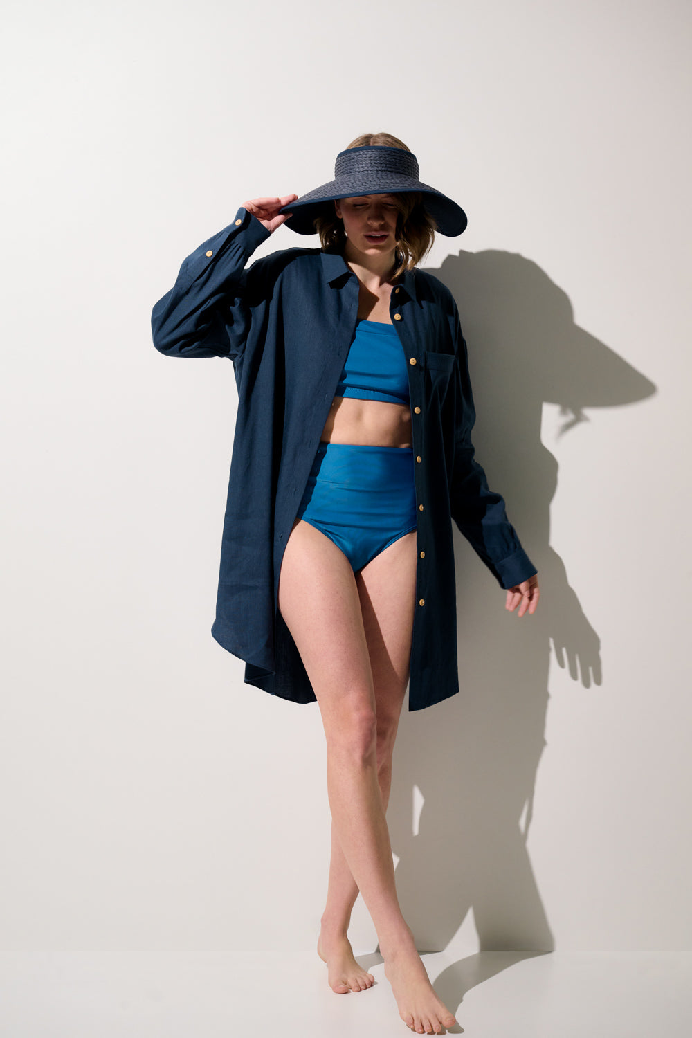 Chemise longue anti-UV - Sylt, bleu marine, portée par une femme en maillot de bain, idéale pour la plage.