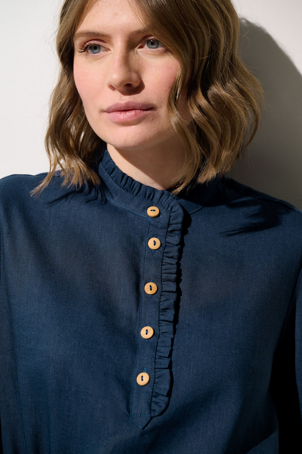 Robe anti-UV - Sylt pour femme, légère et élégante, avec boutons en bois et col froncé, idéale pour le soleil.