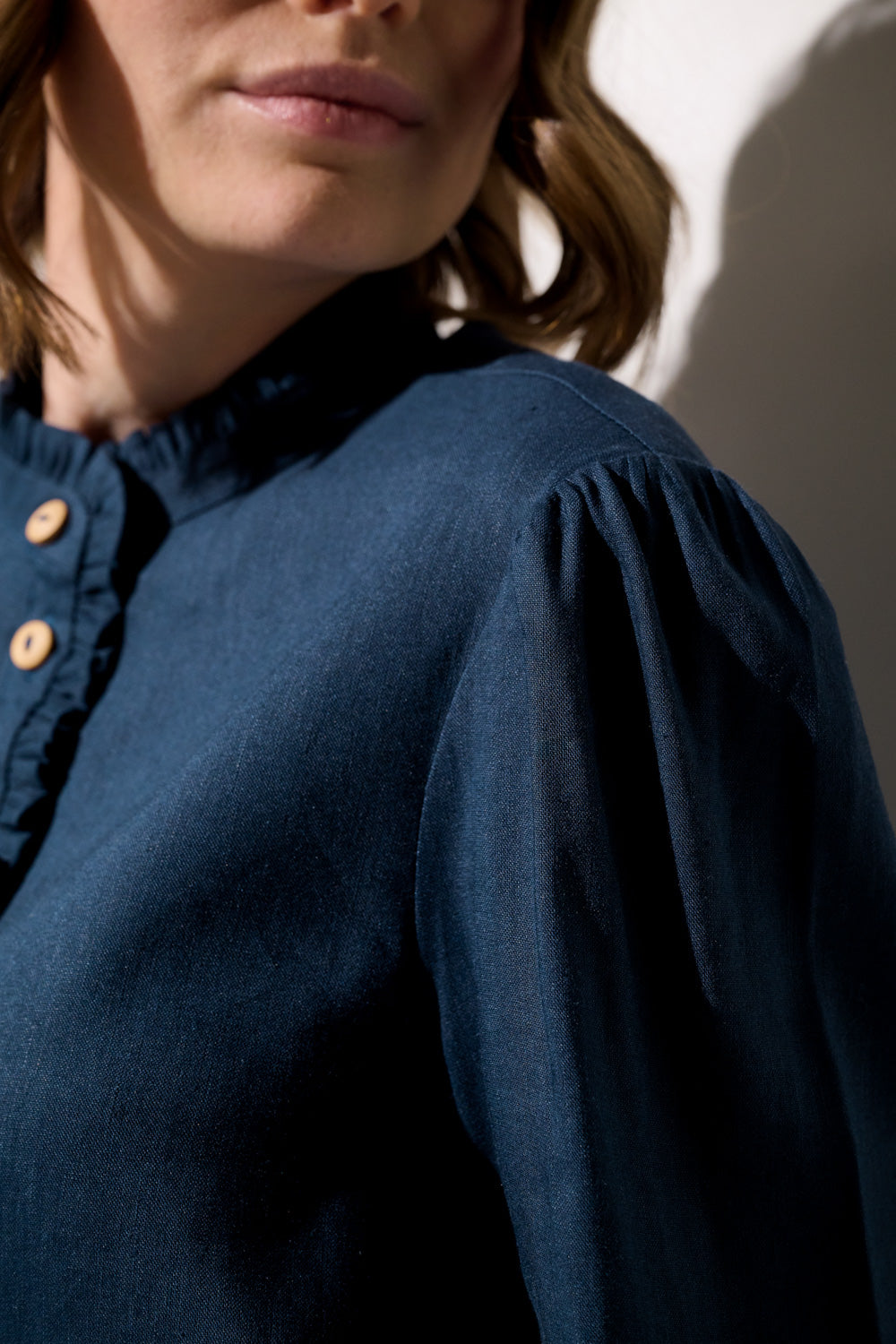 Femme portant une robe anti-UV - Sylt en denim bleu, élégante et légère, offrant protection solaire UPF 50+.