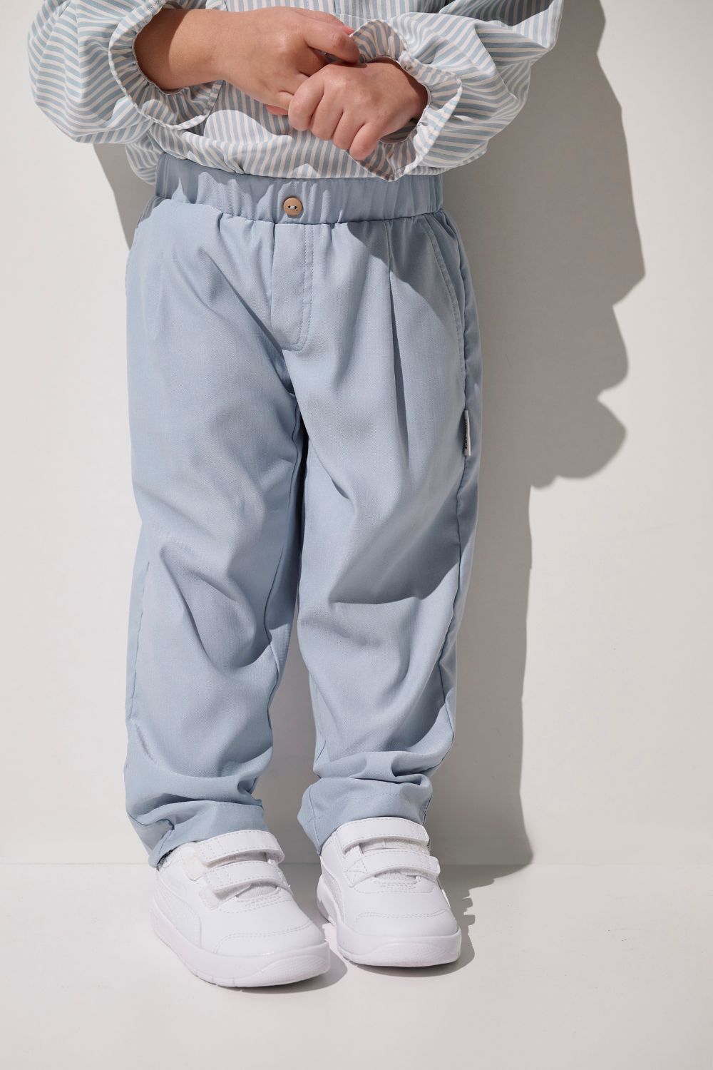 Pantalon anti-UV - Faro, bleu clair pour enfant, léger et confortable, idéal pour jouer au soleil.