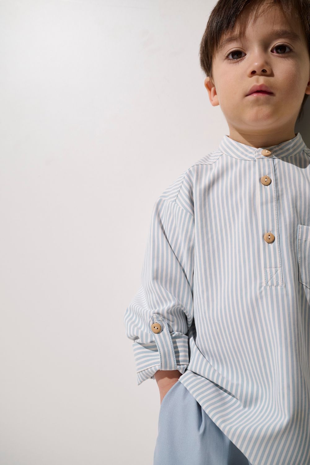 Chemise anti-UV - Sylt pour enfant, légère à rayures bleues, offrant une protection solaire UPF 50+.