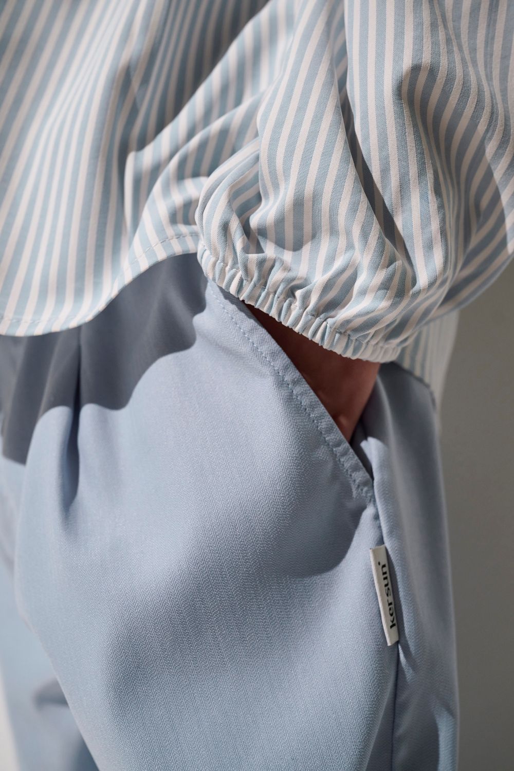 Blouse anti-UV - Sylt à rayures bleues et blanches pour enfant, avec manches longues et tissu léger.