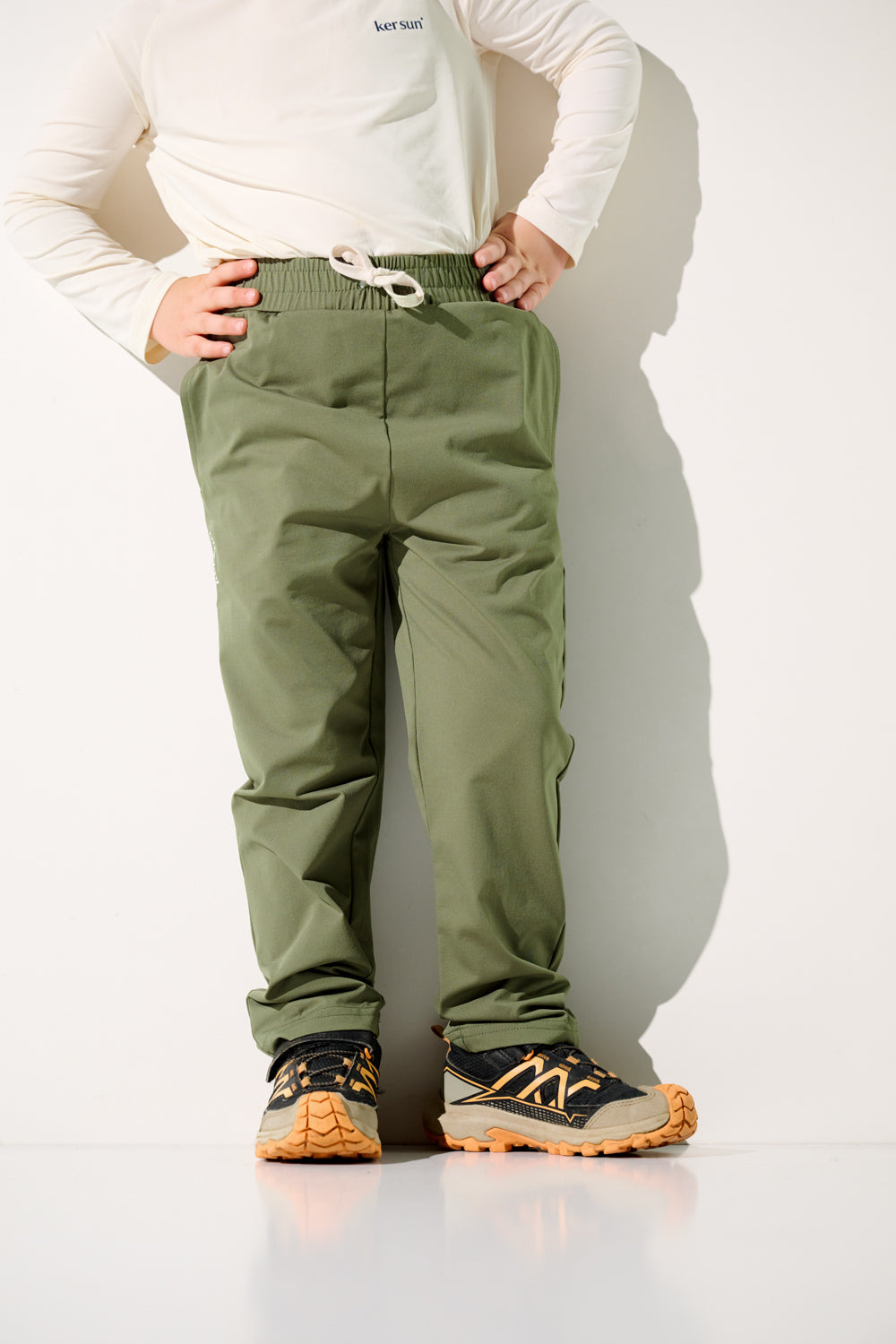 Pantalon anti-UV - Oasis vert olive pour enfant, léger et confortable, idéal pour jouer au soleil.