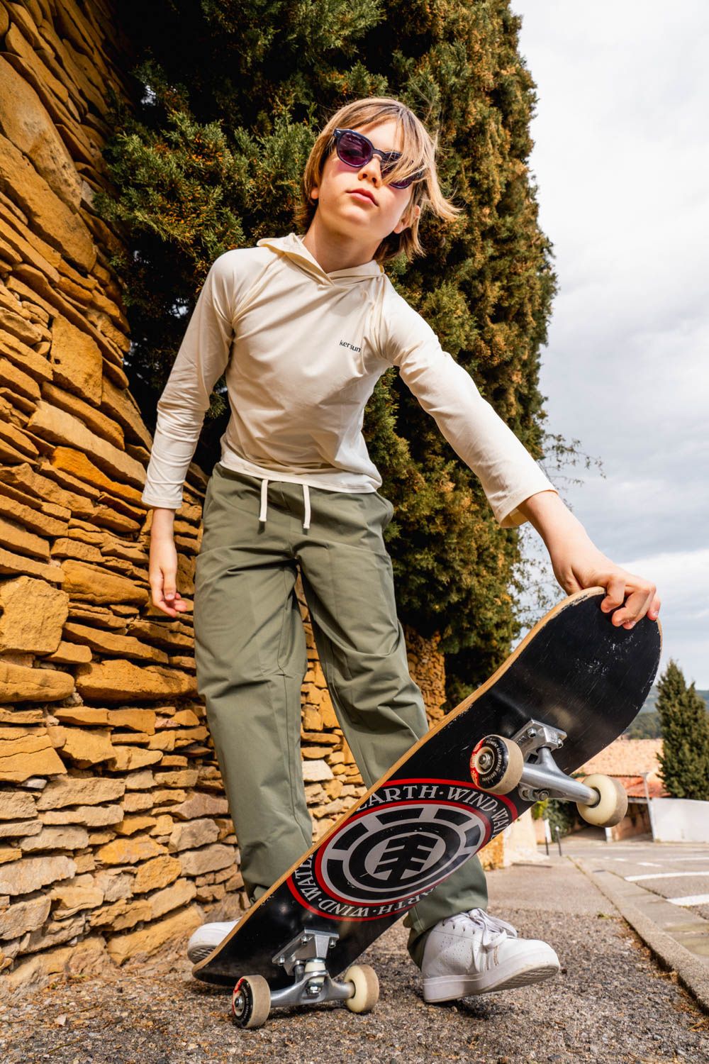 Pantalon anti-UV - Oasis en vert pour enfant, parfait pour jouer au skate sous le soleil avec protection UPF 50+.