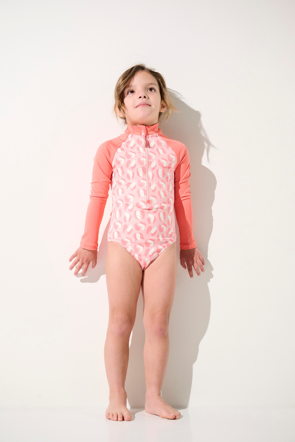 Maillot de bain anti-UV manches longues - Flores pour fille, coloré et léger, offrant une protection solaire UPF 50+.