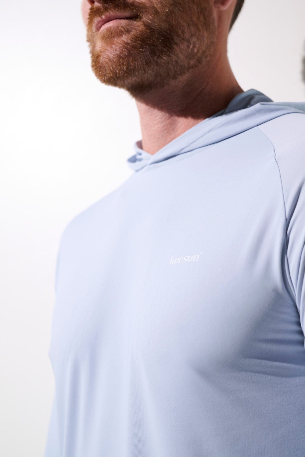 T-shirt anti-UV à capuche - Oasis en bleu clair pour homme, léger et UPF 50+ pour activités sportives sous le soleil.