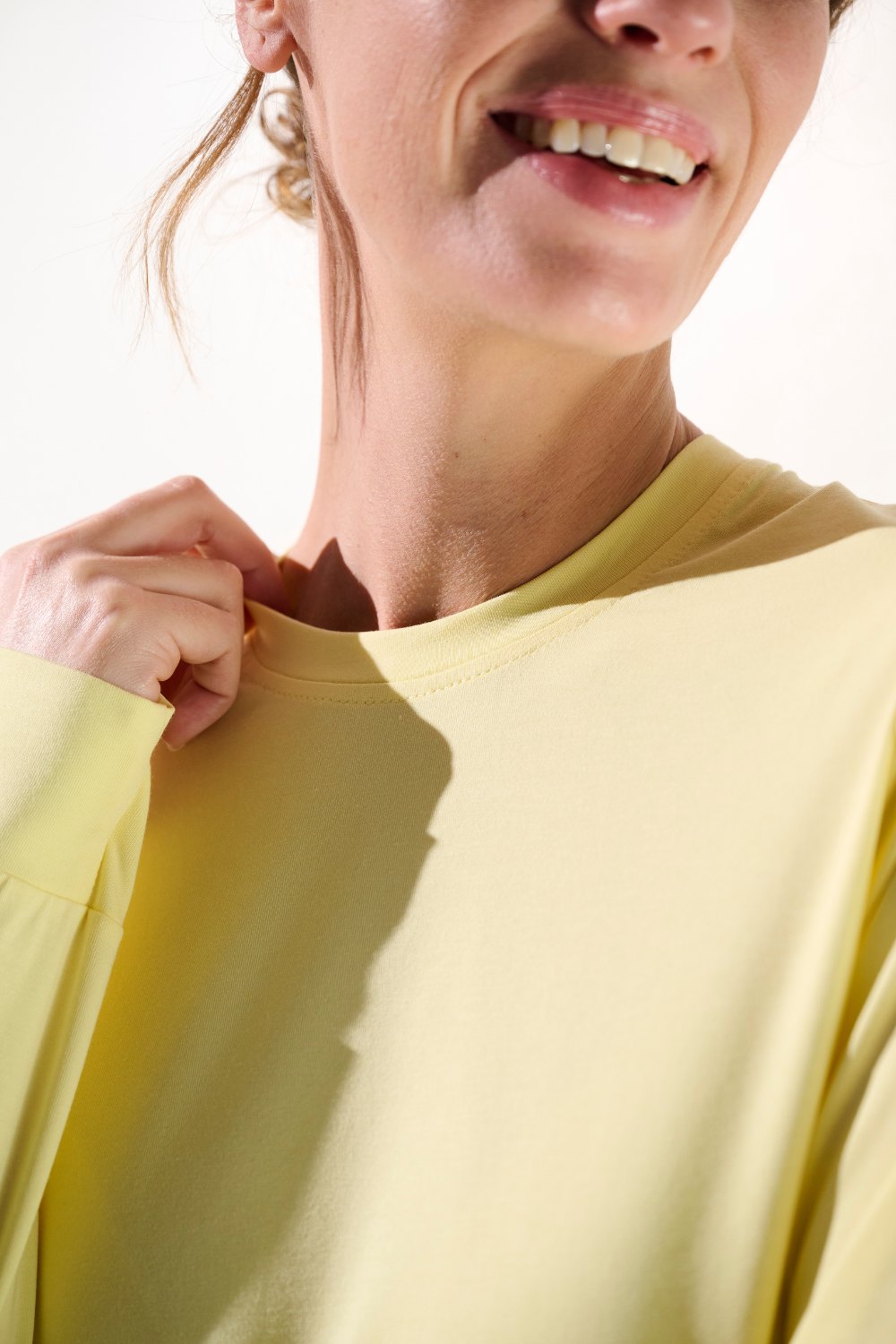 T-shirt anti-UV jaune UPF 50+ pour femme, léger et confortable, idéal pour les activités extérieures.