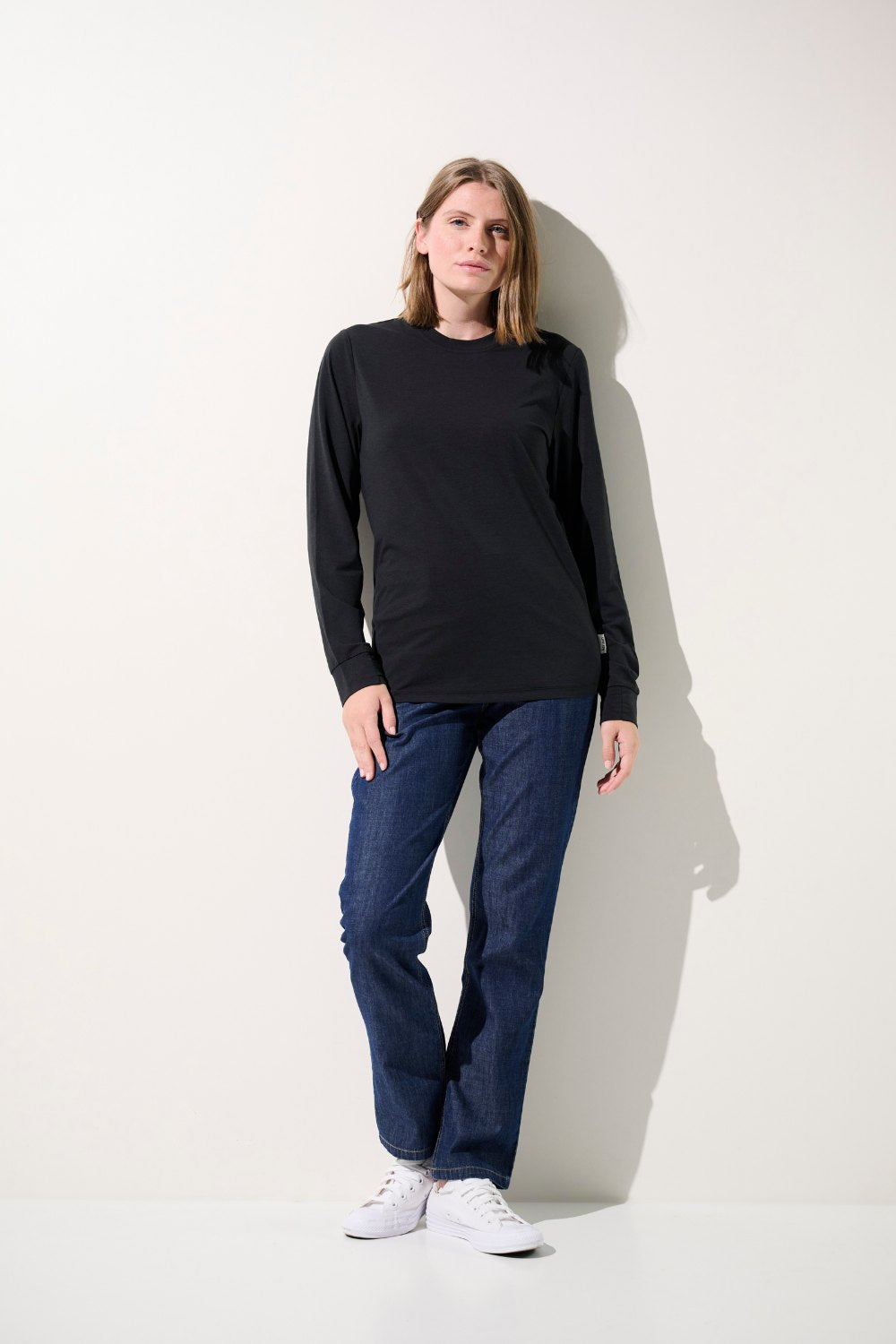 T-shirt anti-UV noir UPF 50+ pour femme, confortable et léger, parfait pour les activités de plein air.