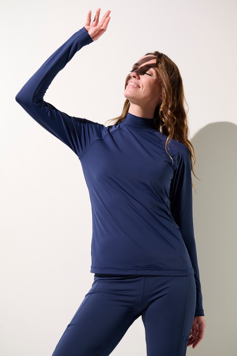 T-shirt de bain anti-UV - Malibu, femme en lycra bleu, manches longues et protection solaire UPF 50+.