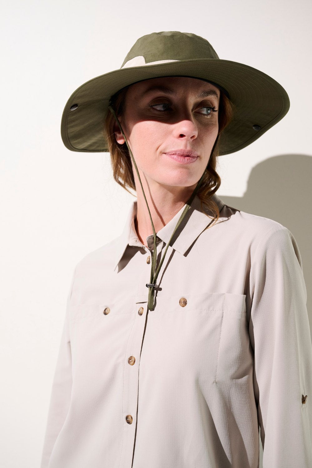 Chapeau anti-UV - Sequoia, léger et pratique, porté par une femme pour des randonnées, avec protection UPF 50+.