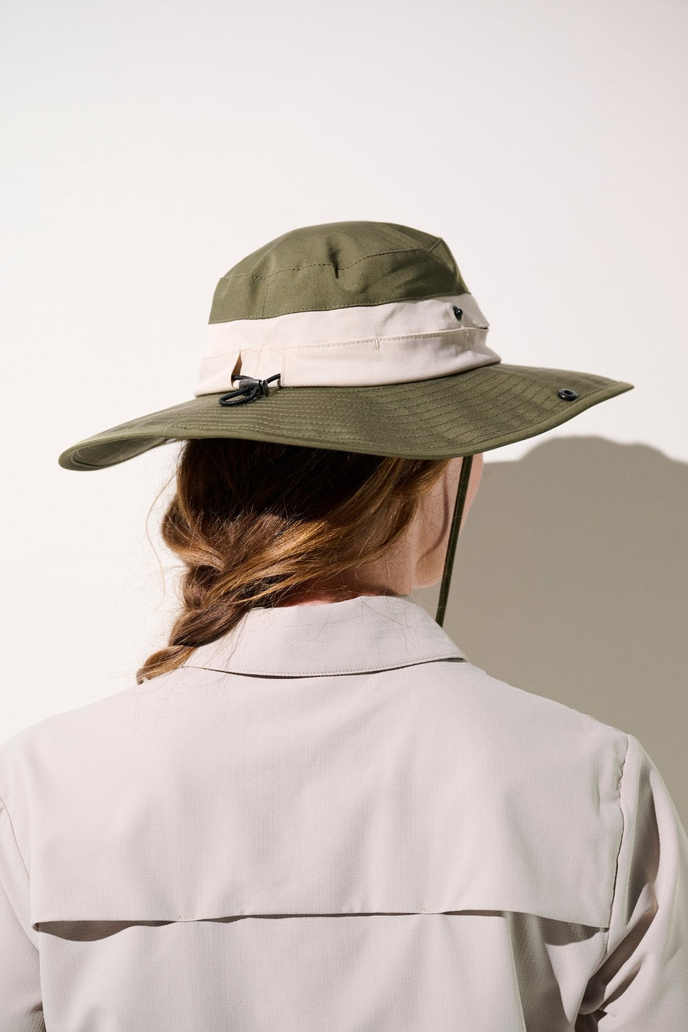 Chapeau anti-UV Sequoia vert olive avec bandeau beige, léger et confortable pour la randonnée, UPF 50+.