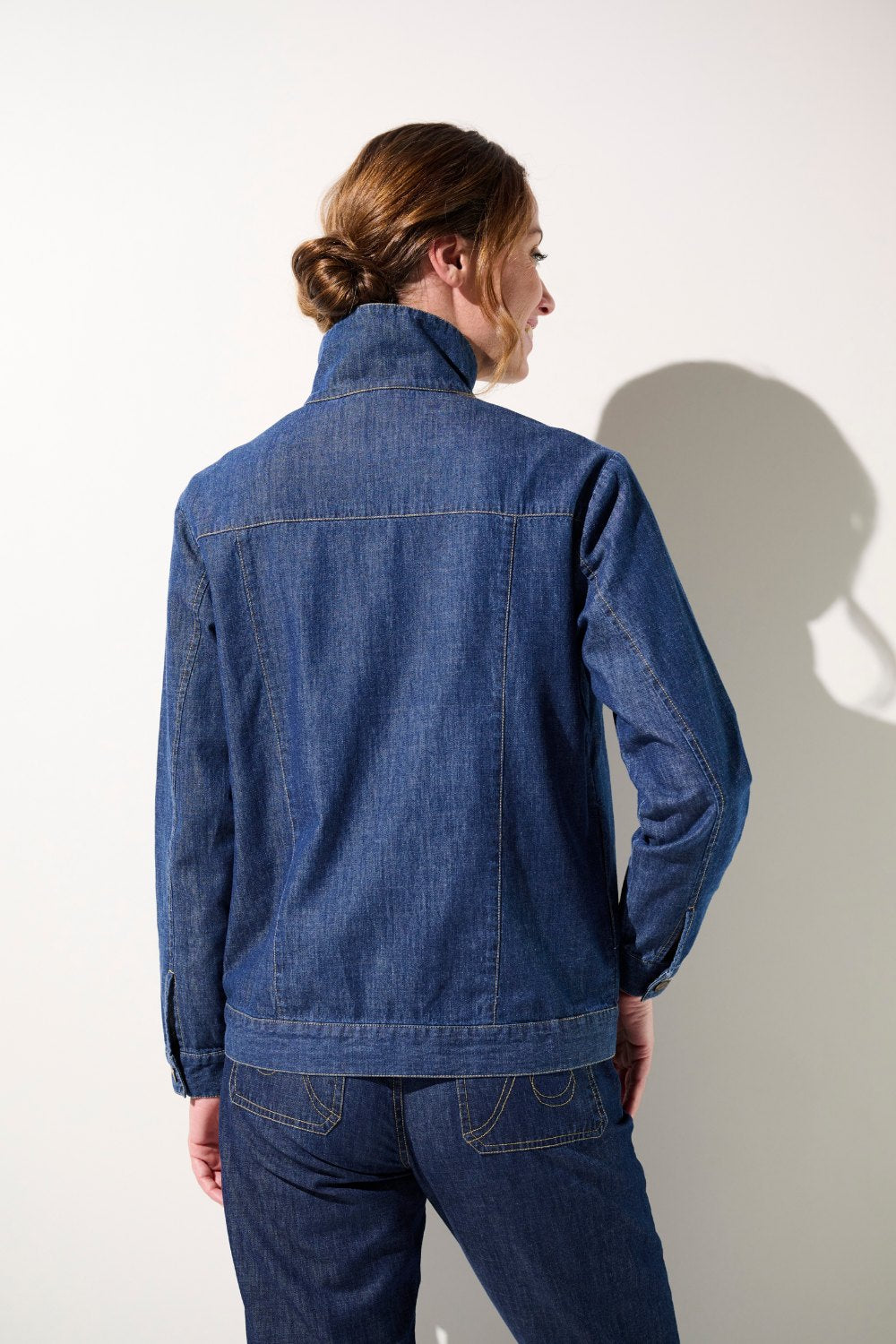 Veste anti-UV - Saint-Malo en jean bleu pour femme, élégante et légère, idéale pour la protection solaire.
