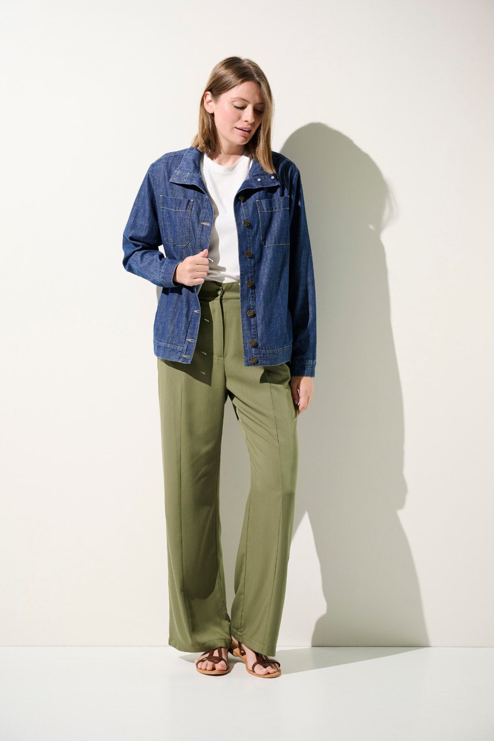 Veste anti-UV Saint-Malo en jean bleu pour femme, légère et élégante, idéale pour la protection solaire.