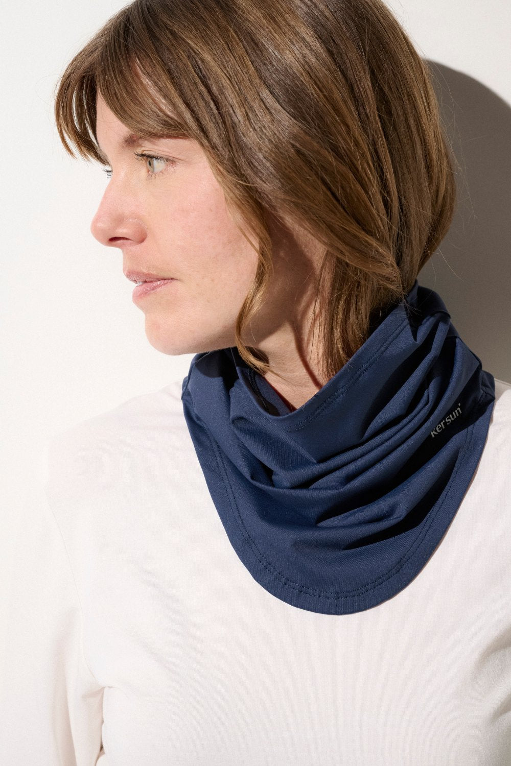 Tour de cou anti-UV bleu pour femme, léger et extensible, offrant confort et protection solaire UPF 50+.