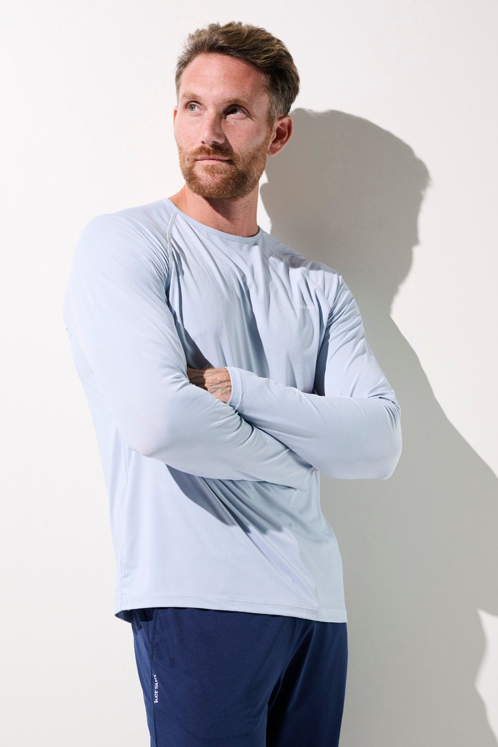 T-shirt anti-UV bleu pour homme, léger et confortable, UPF 50+ pour sports en plein air.