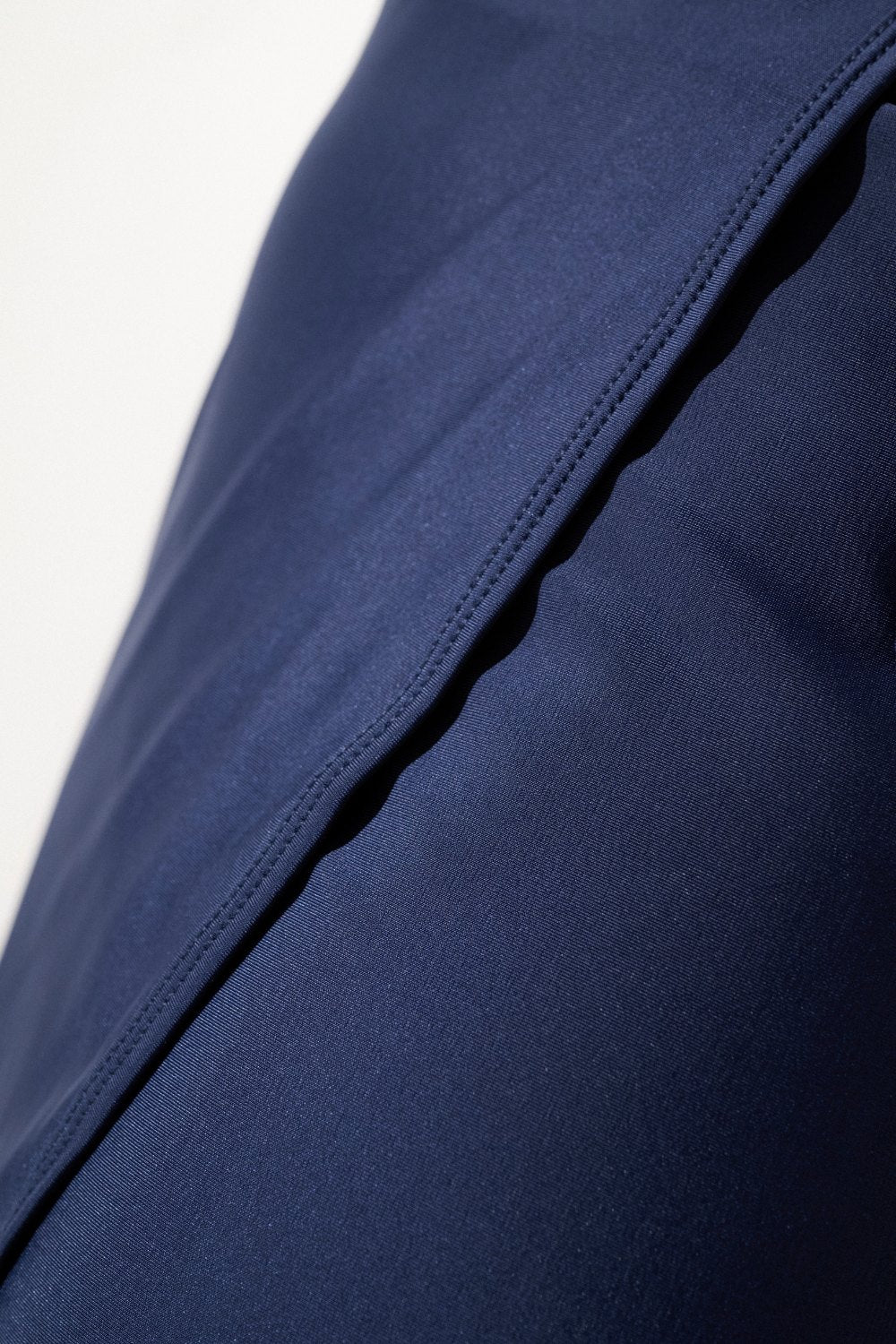 Détail de la jupe de bain anti-UV - Capri en tissu navy, léger et respirant, UPF 50+ pour protection solaire.