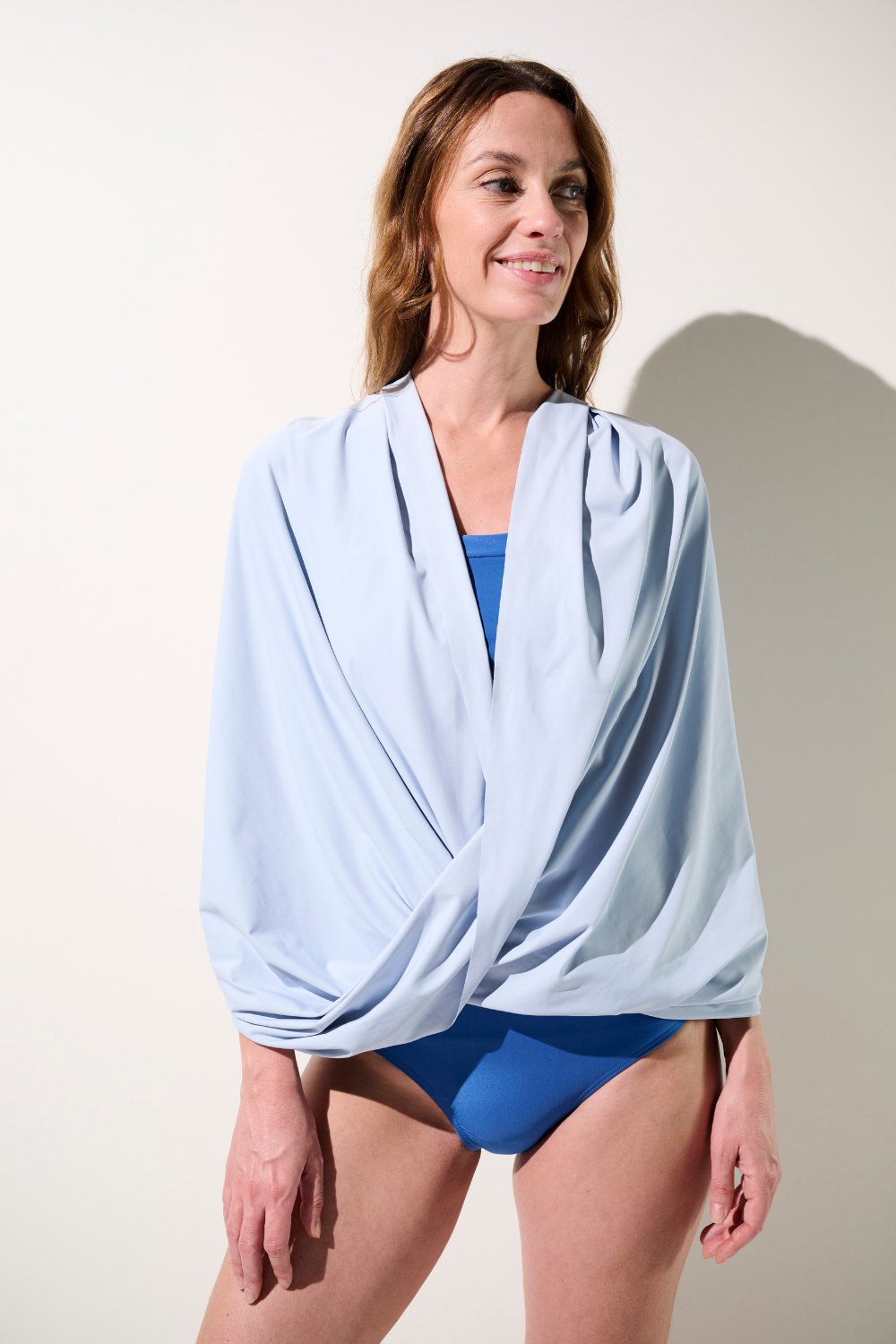 Sun wrap anti-UV - Capri, léger bleu clair pour femme, protection solaire UPF 50+ lors de baignades.