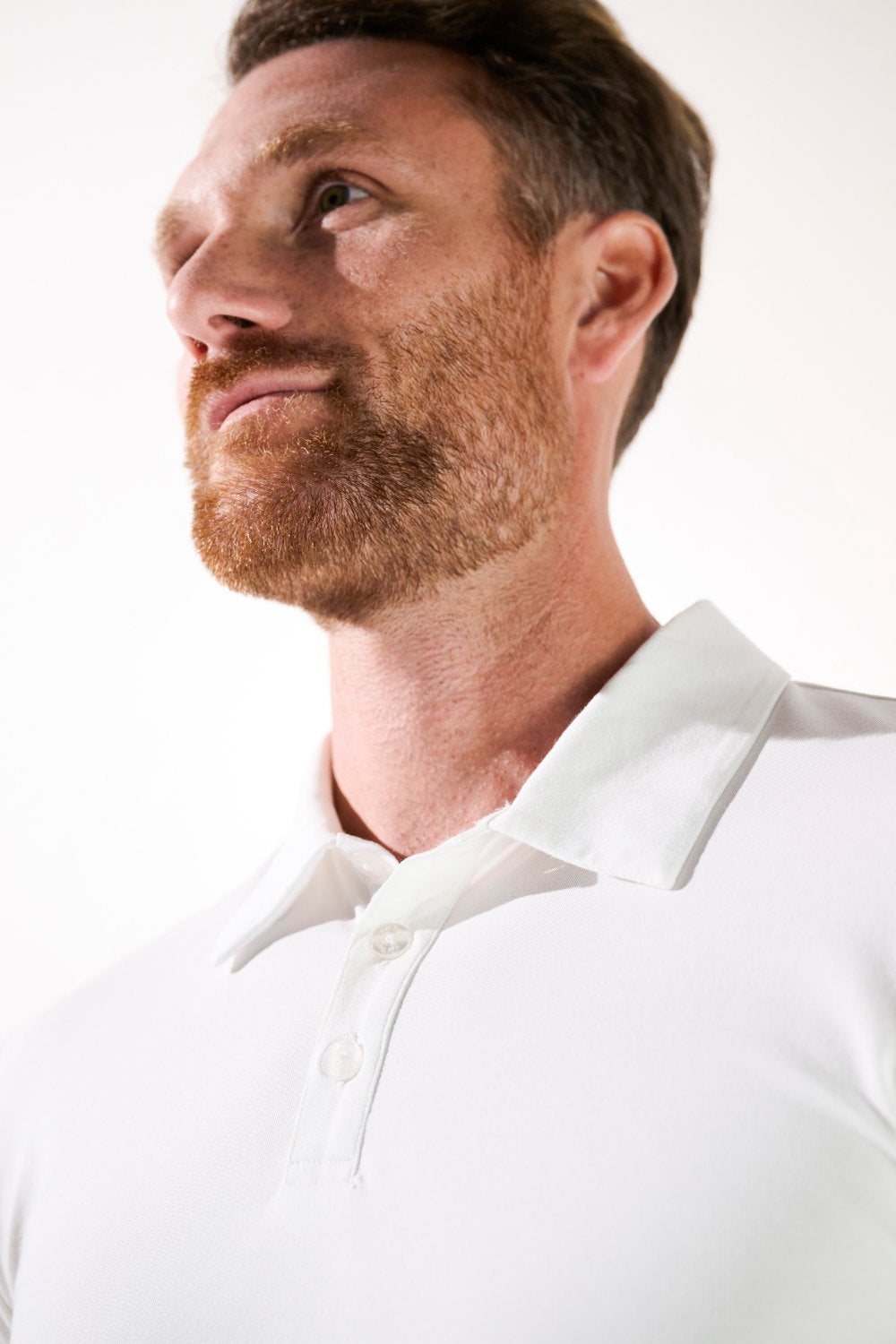 Homme portant un polo anti-UV blanc UPF 50+ de Ker Sun, élégant et confortable pour le quotidien.