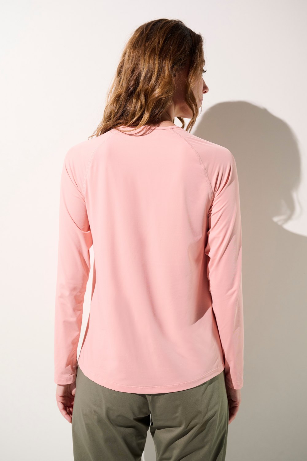 T-shirt anti-UV rose pour femme, manches longues, léger et respirant, idéal pour les activités sportives sous le soleil.