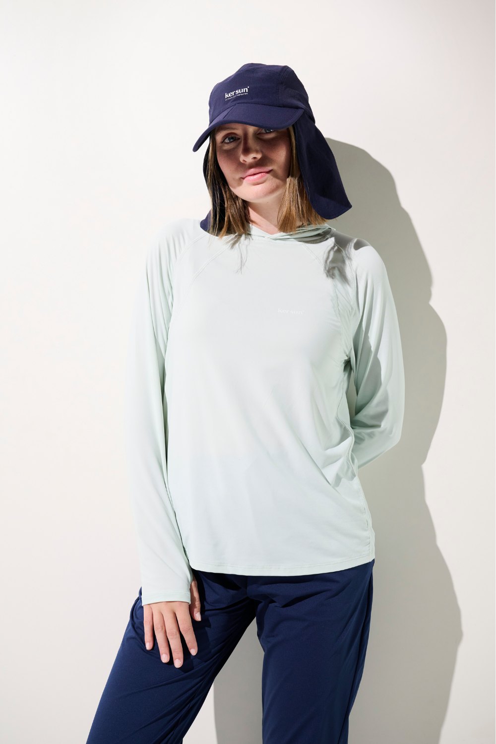 Casquette anti-UV Sequoia pour femme, associée à un haut léger UPF 50+ pour une protection solaire efficace.