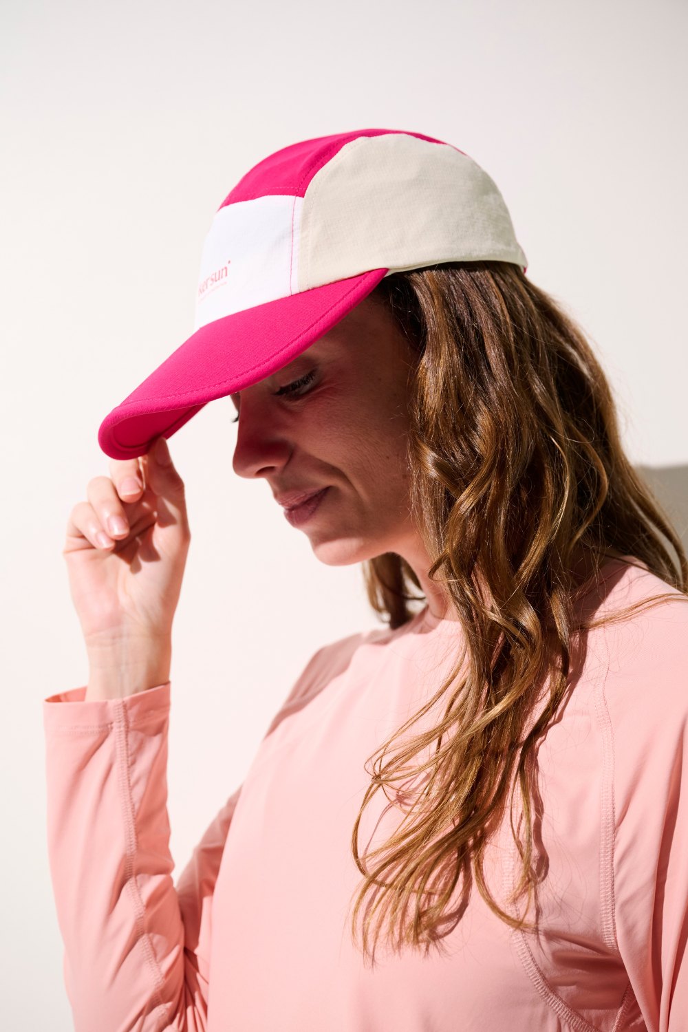 Casquette anti-UV - Sequoia rose et beige portée par une femme, idéale pour sports ensoleillés avec protection UPF 50+.