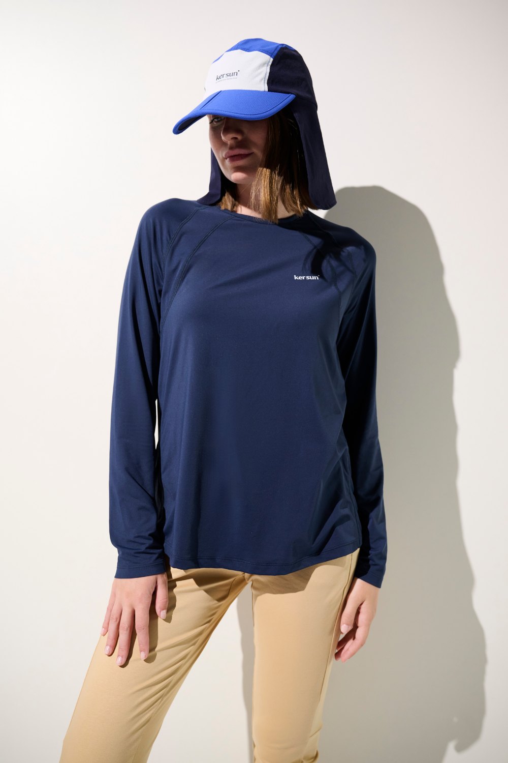 Casquette anti-UV - Sequoia avec chemise anti-UV bleue, idéale pour activités sportives ensoleillées.