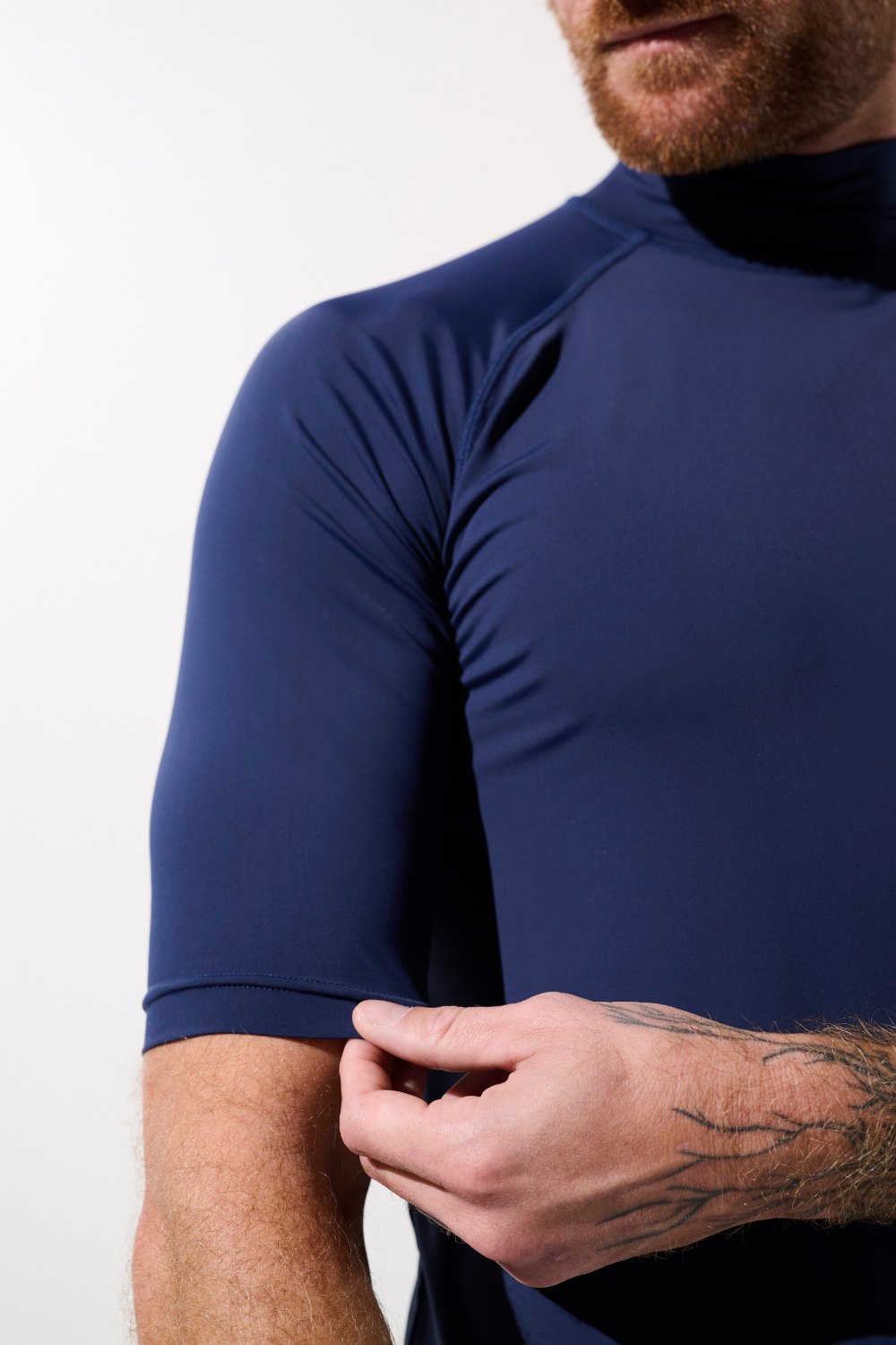 T-shirt de bain anti-UV - Malibu, homme en lycra bleu, protection solaire UPF 50+ pour activités aquatiques.