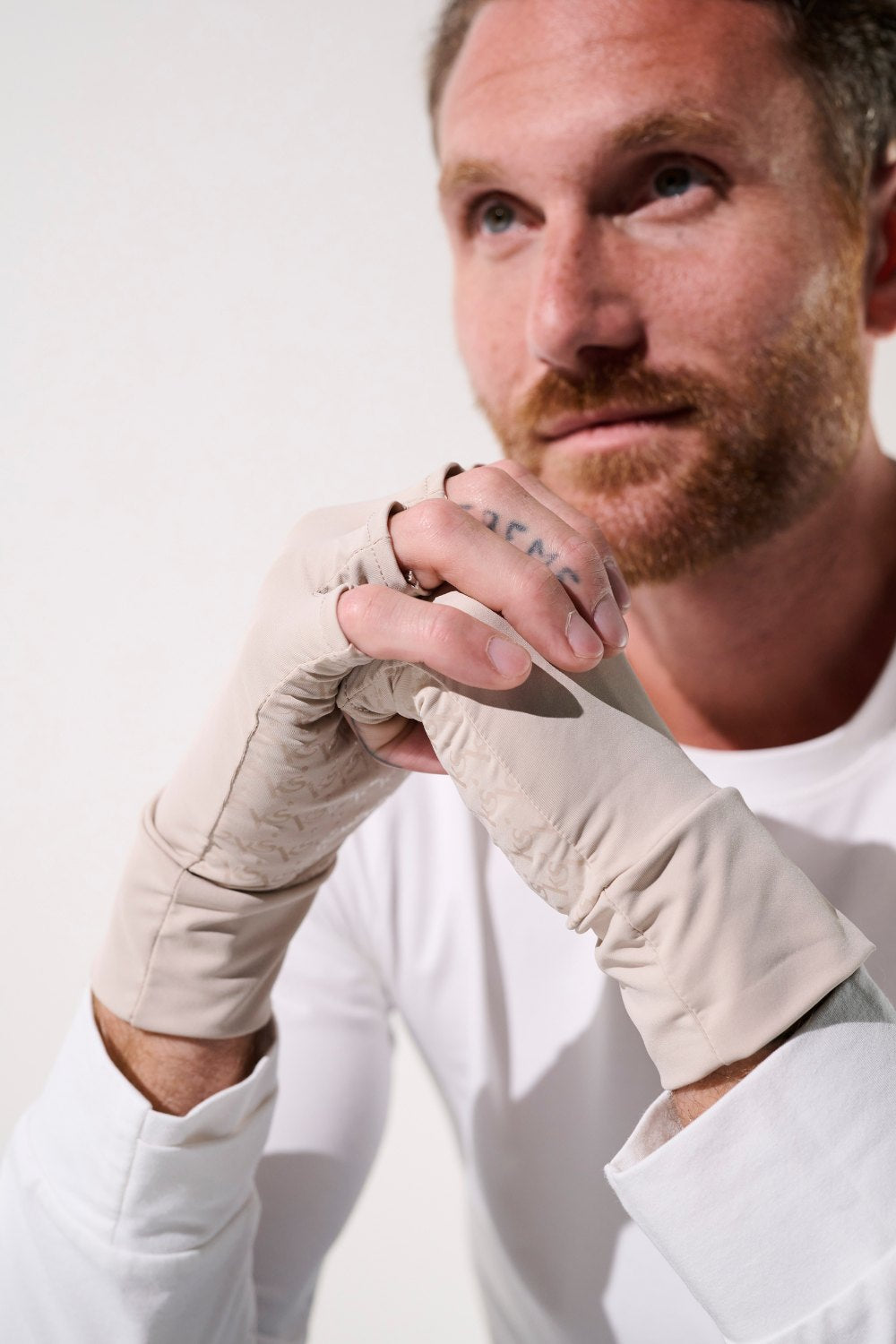 Mitaines anti-UV Gobi beige pour homme, offrant protection solaire UPF 50+ et confort lors d'activités extérieures.