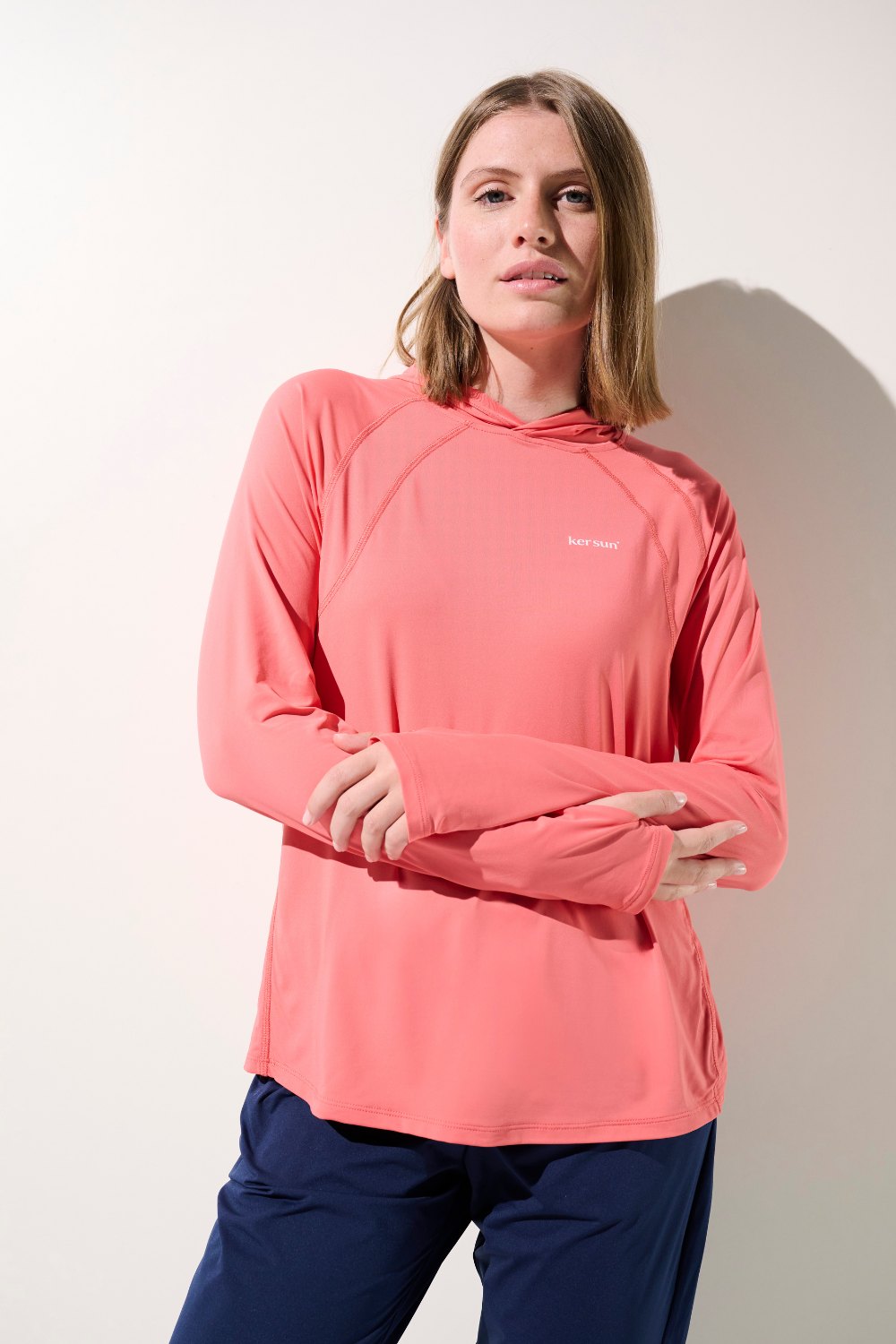 T-shirt anti-UV à capuche - Oasis, rose pour femme, léger et UPF 50+ pour activités sportives sous le soleil.