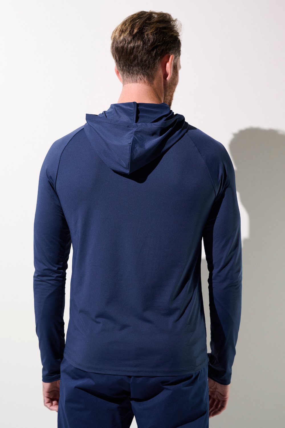 T-shirt anti-UV à capuche - Oasis pour homme, coloris bleu marine, idéal pour activités sportives sous le soleil.