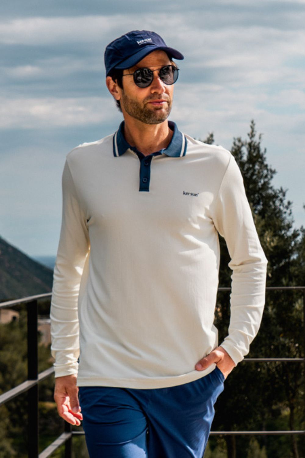 Homme portant un polo anti-UV - Augusta beige UPF 50+, parfait pour le golf en plein air.