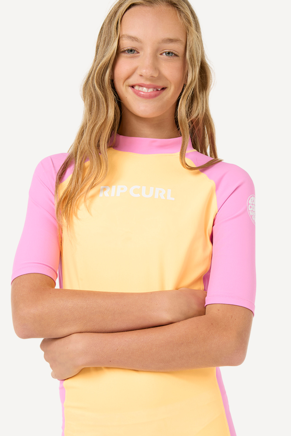 T-shirt de bain anti-UV pour fille, coupe ajustée, UPF 50+, couleur jaune et rose, idéal pour la plage.